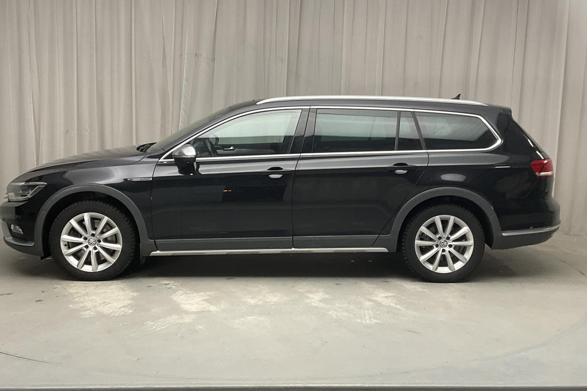 VW Passat Alltrack 2.0 TDI Sportscombi 4MOTION (240hk) - 10 875 mil - Automat - svart - 2018