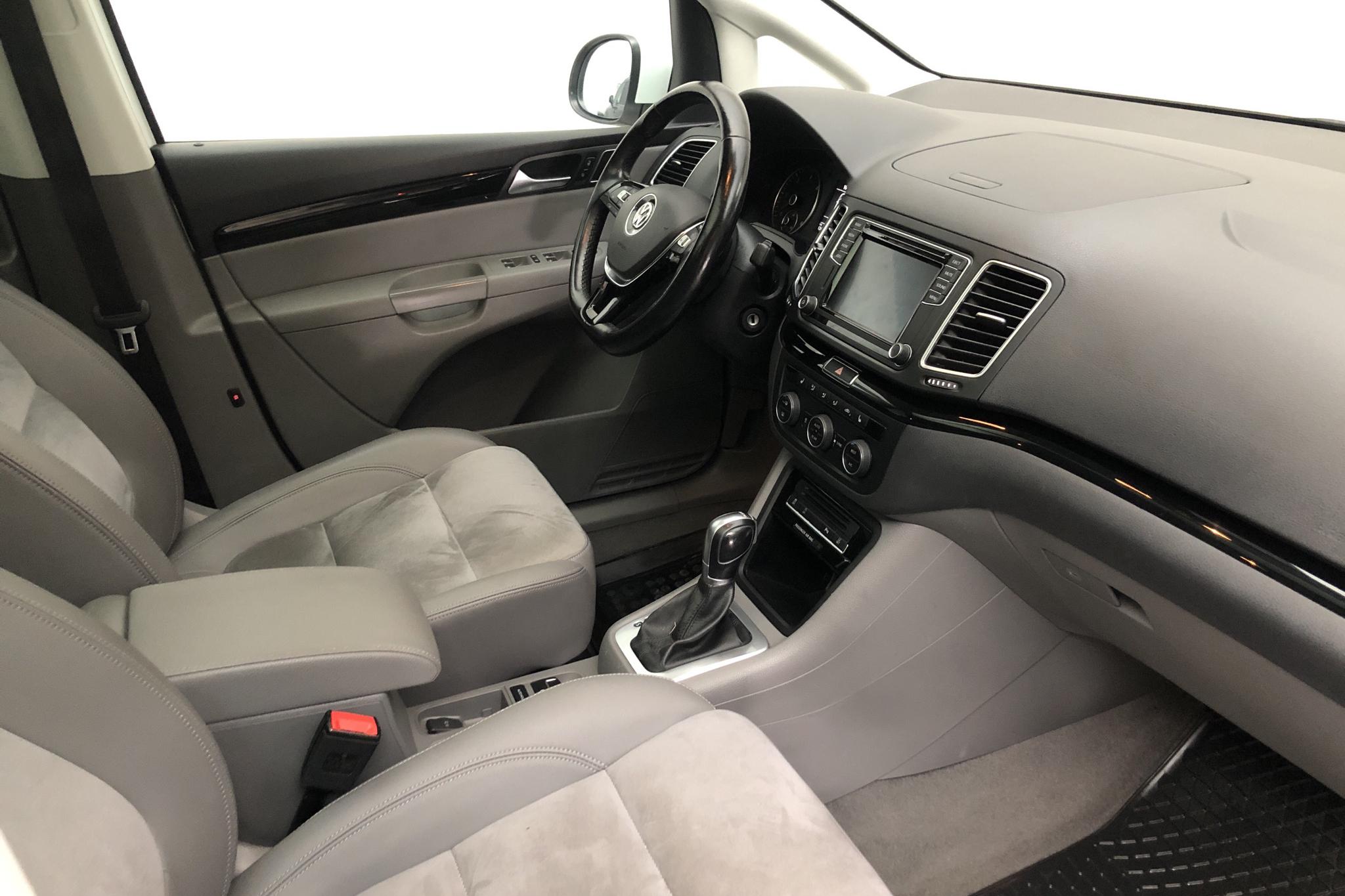 VW Sharan 2.0 TDI 4Motion (184hk) - 124 760 km - Automatic - white - 2017
