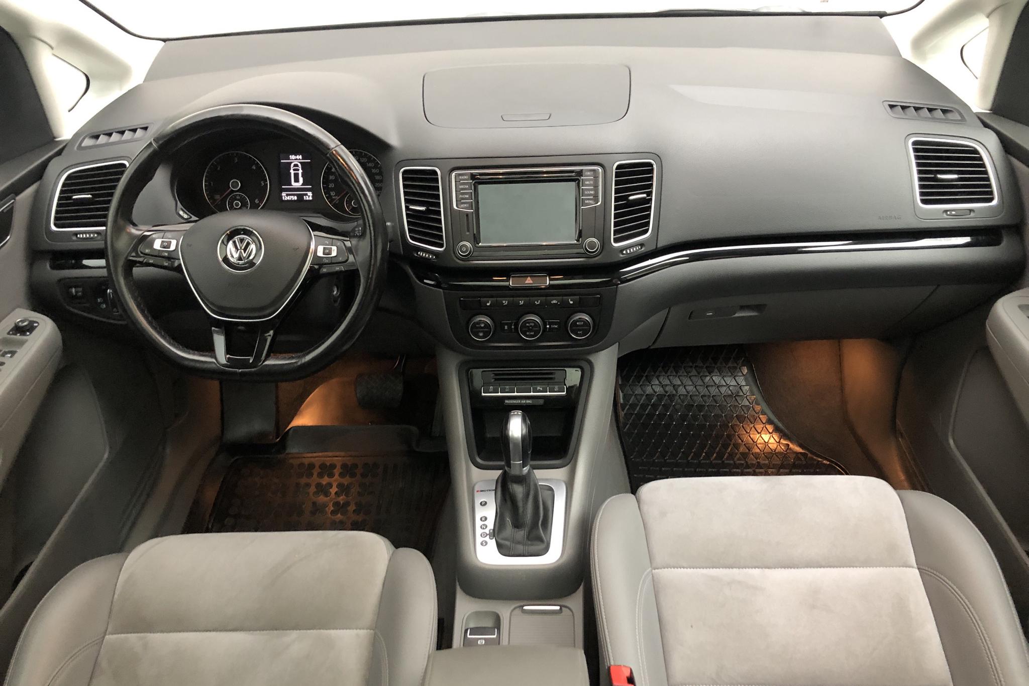 VW Sharan 2.0 TDI 4Motion (184hk) - 124 760 km - Automatic - white - 2017