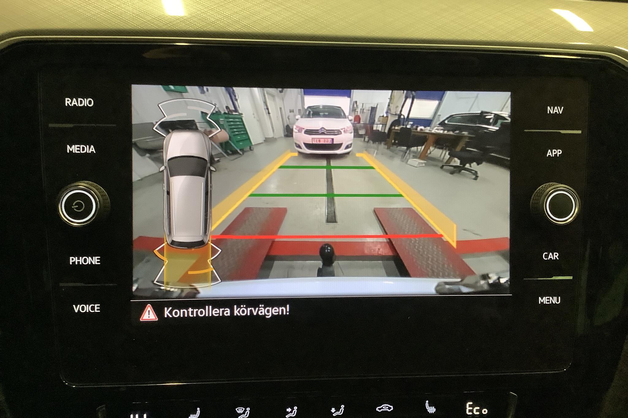 VW Passat 1.4 Plug-in-Hybrid Sportscombi (218hk) - 2 415 mil - Automat - vit - 2020