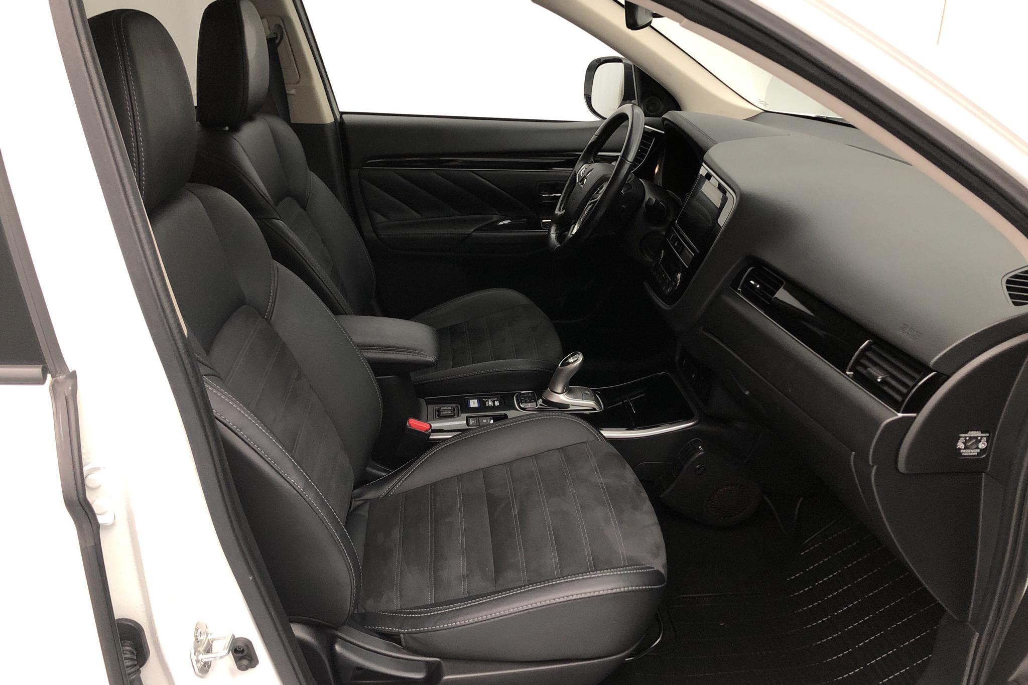 Mitsubishi Outlander 2.4 Plug-in Hybrid 4WD (136hk) - 116 820 km - Automatic - white - 2019