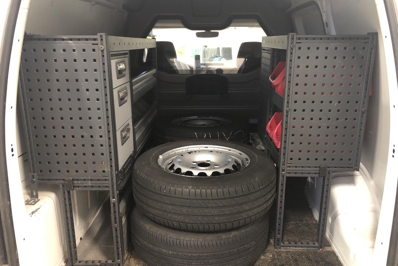 VW Caddy 1.4 TGI Skåp (110hk) - 5 680 mil - Automat - vit - 2017