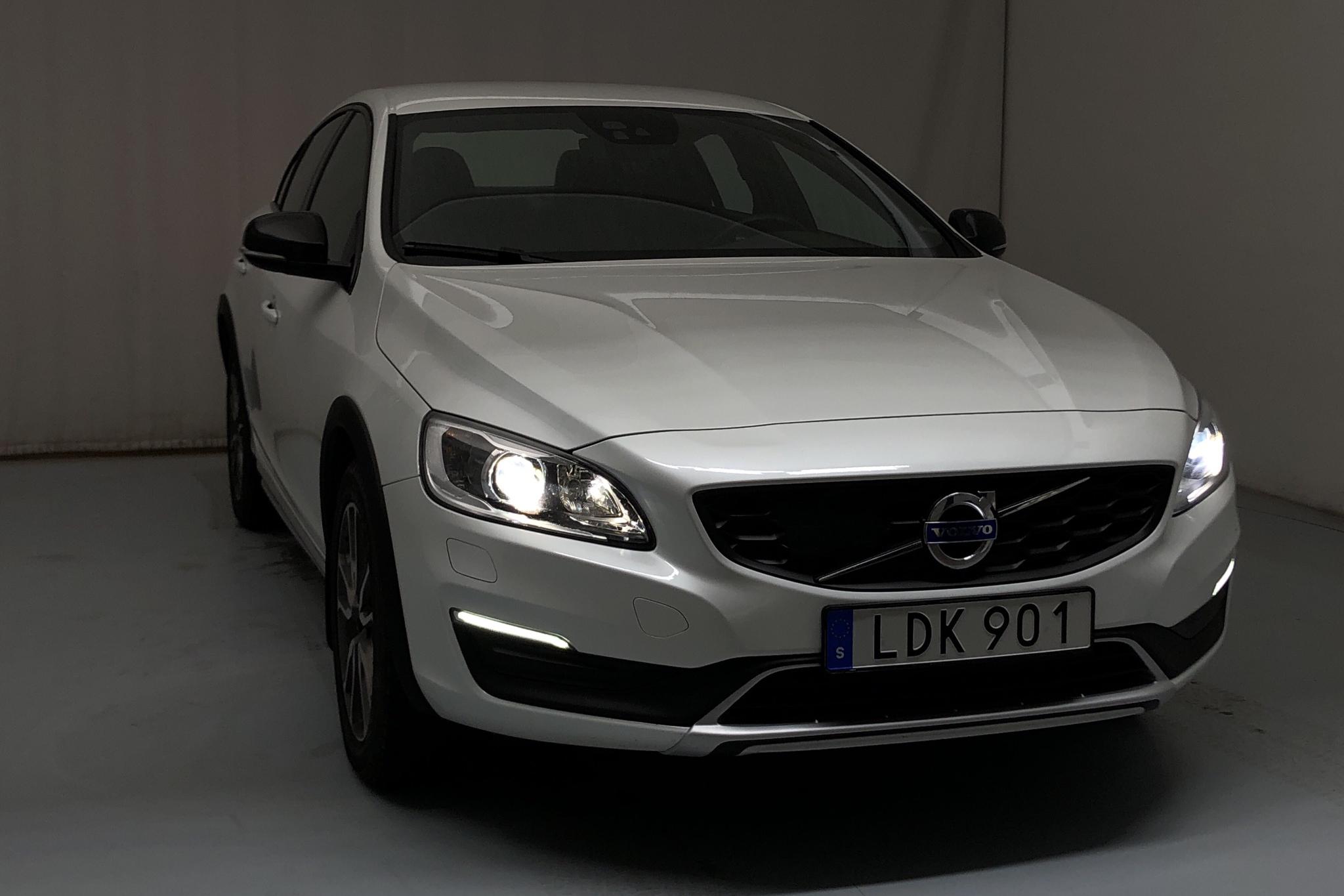 Volvo S60 D4 Cross Country AWD (190hk) - 35 560 km - Automatic - white - 2017
