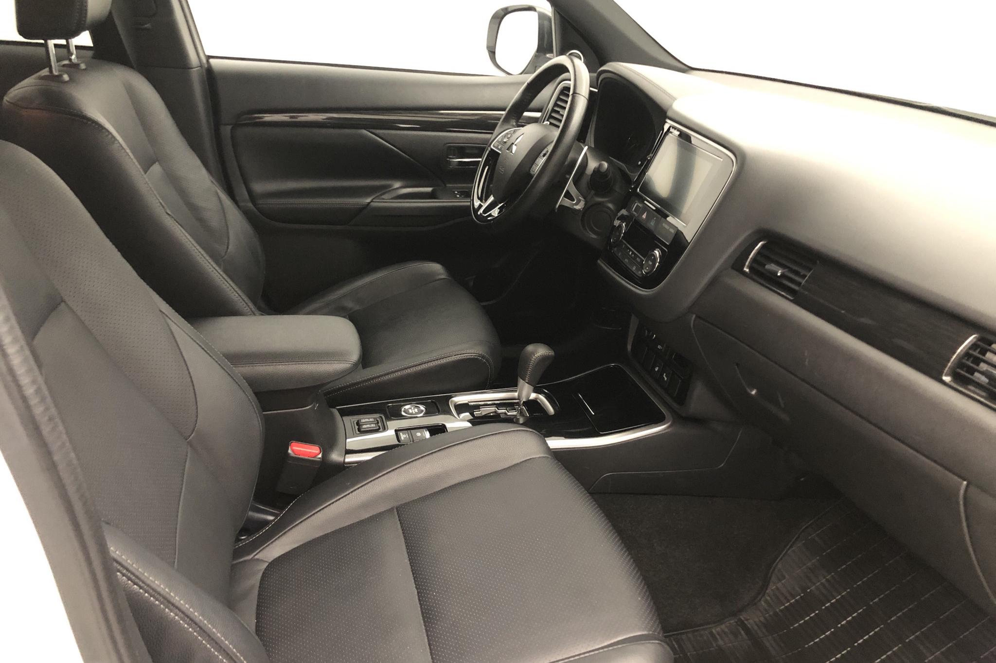 Mitsubishi Outlander 2.2 Di-D 4WD (150hk) - 9 318 mil - Automat - vit - 2018