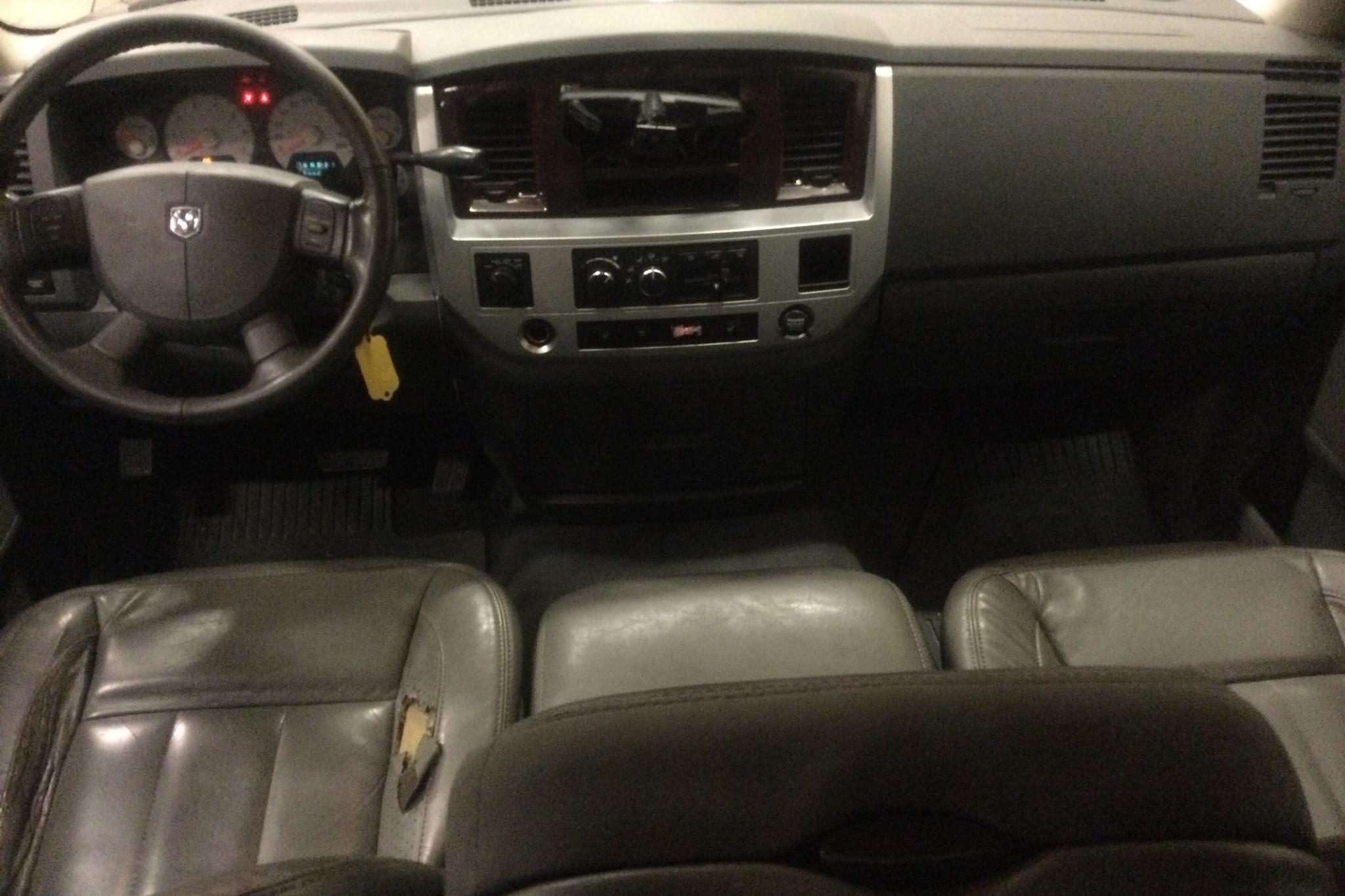Dodge RAM 1500 Quad Cab 5.7 V8 AWD (350hk) - 30 986 mil - Automat - grå - 2008