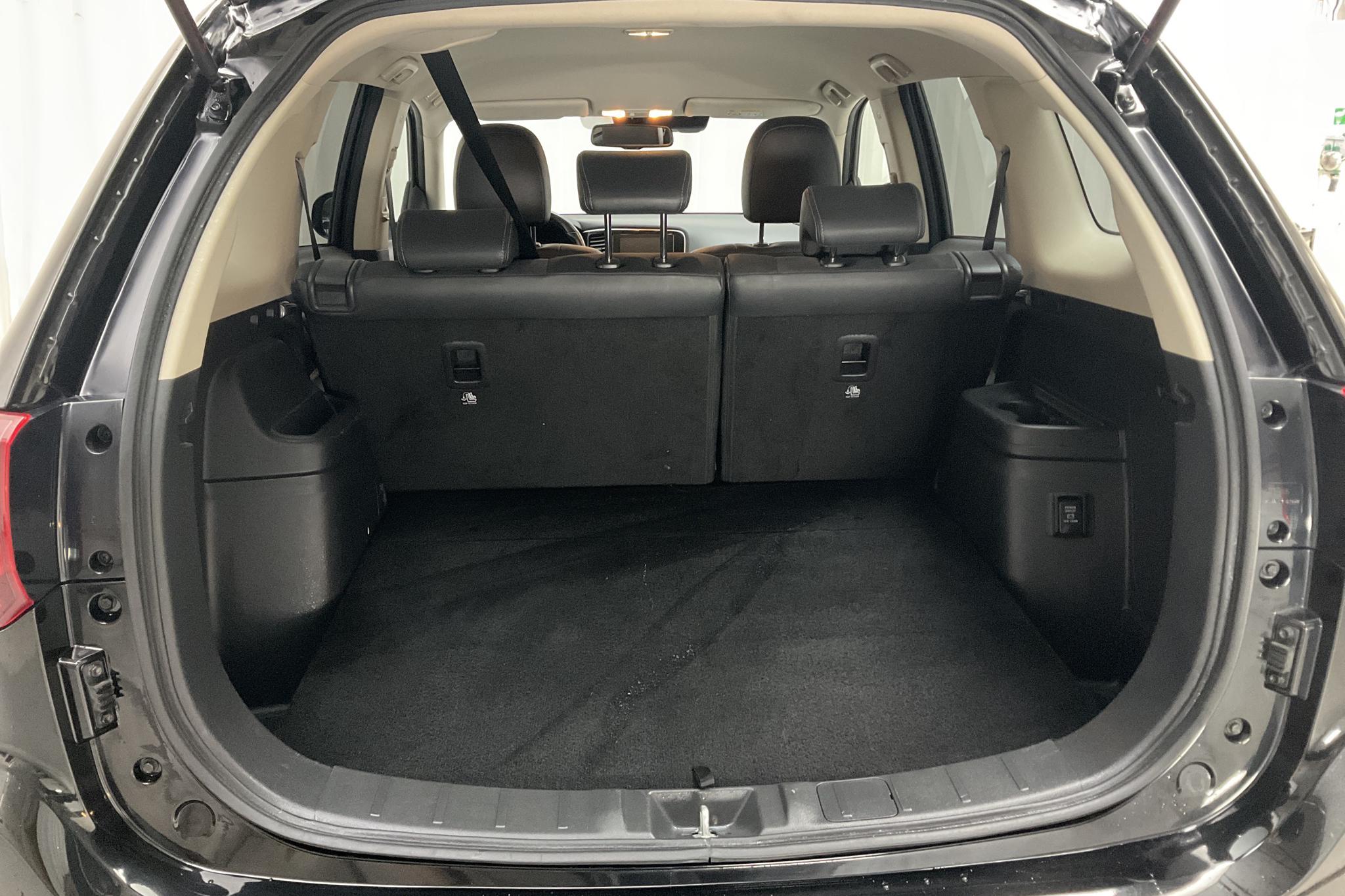 Mitsubishi Outlander 2.4 Plug-in Hybrid 4WD (136hk) - 5 284 mil - Automat - svart - 2019
