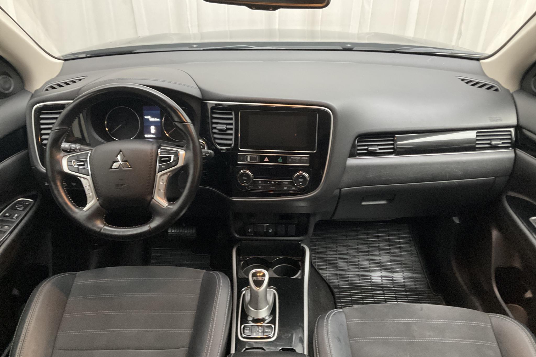 Mitsubishi Outlander 2.4 Plug-in Hybrid 4WD (136hk) - 52 840 km - Automatic - black - 2019
