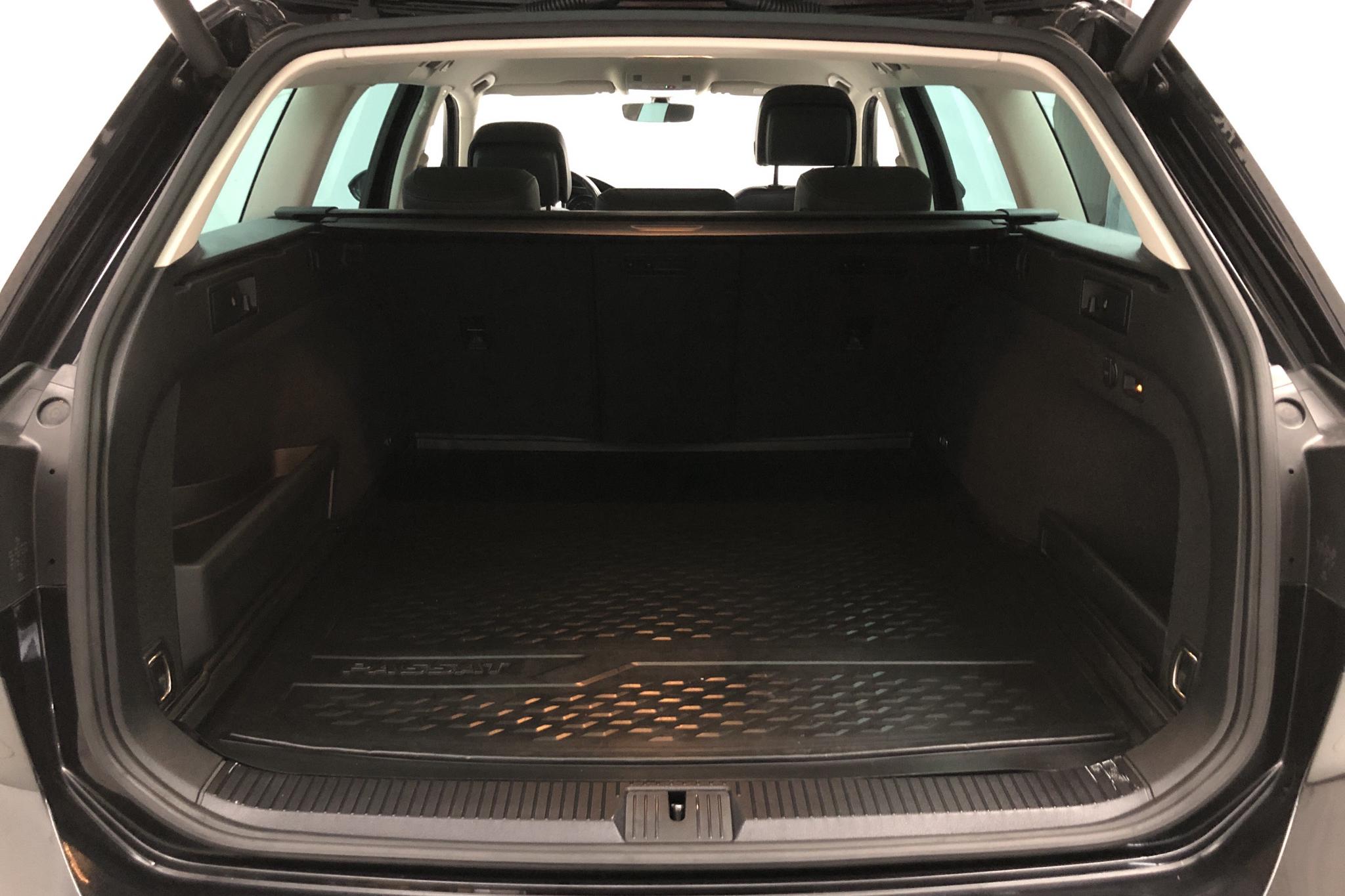 VW Passat 1.4 Plug-in-Hybrid Sportscombi (218hk) - 37 990 km - Automatic - black - 2018