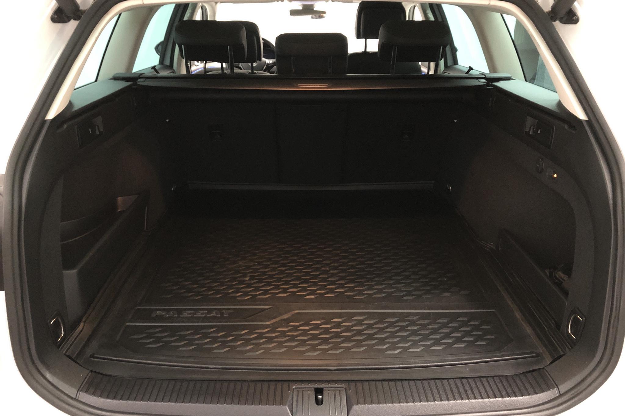 VW Passat 1.4 Plug-in-Hybrid Sportscombi (218hk) - 3 839 mil - Automat - vit - 2019