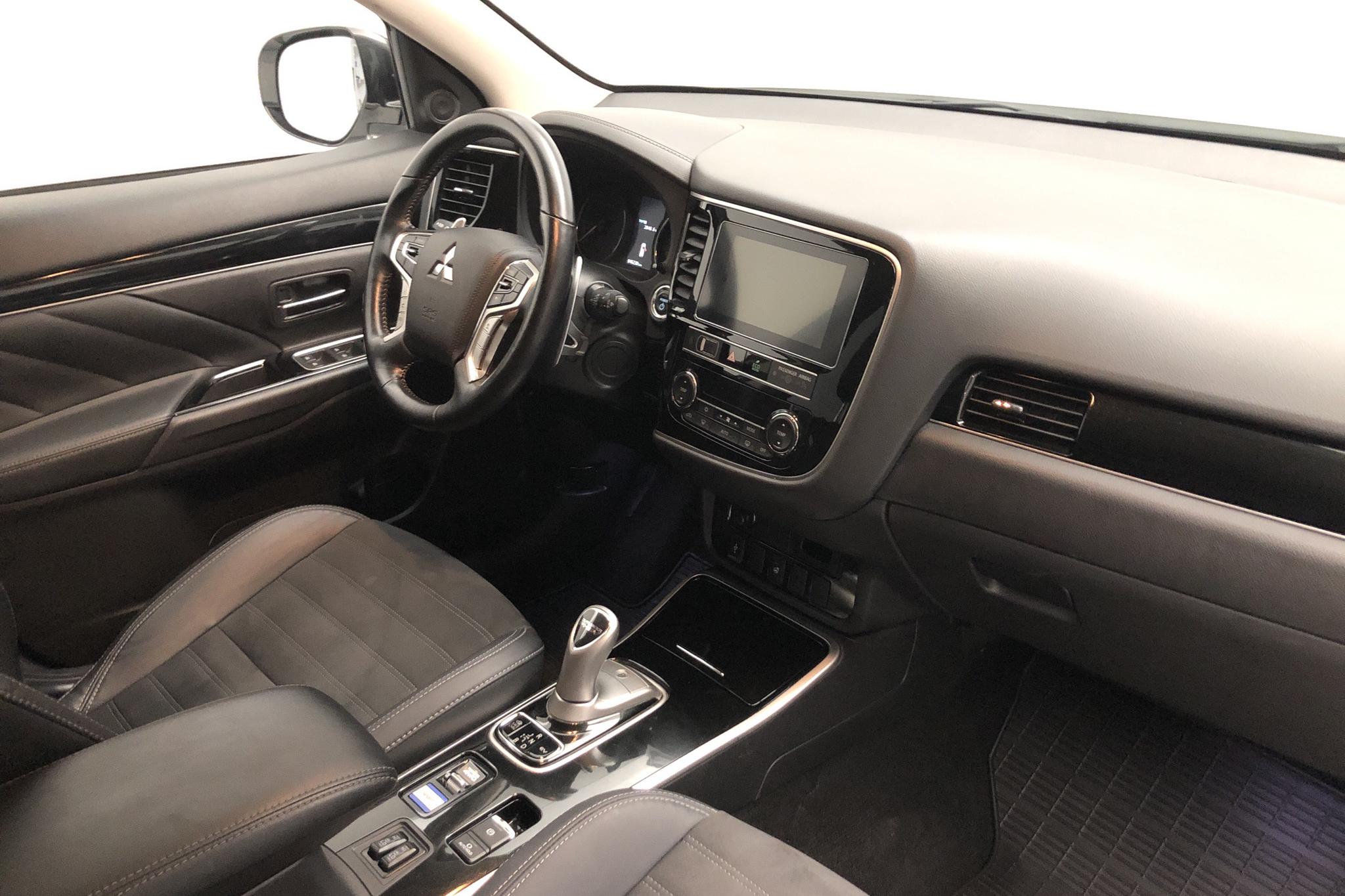 Mitsubishi Outlander 2.4 Plug-in Hybrid 4WD (136hk) - 46 230 km - Automatic - white - 2019