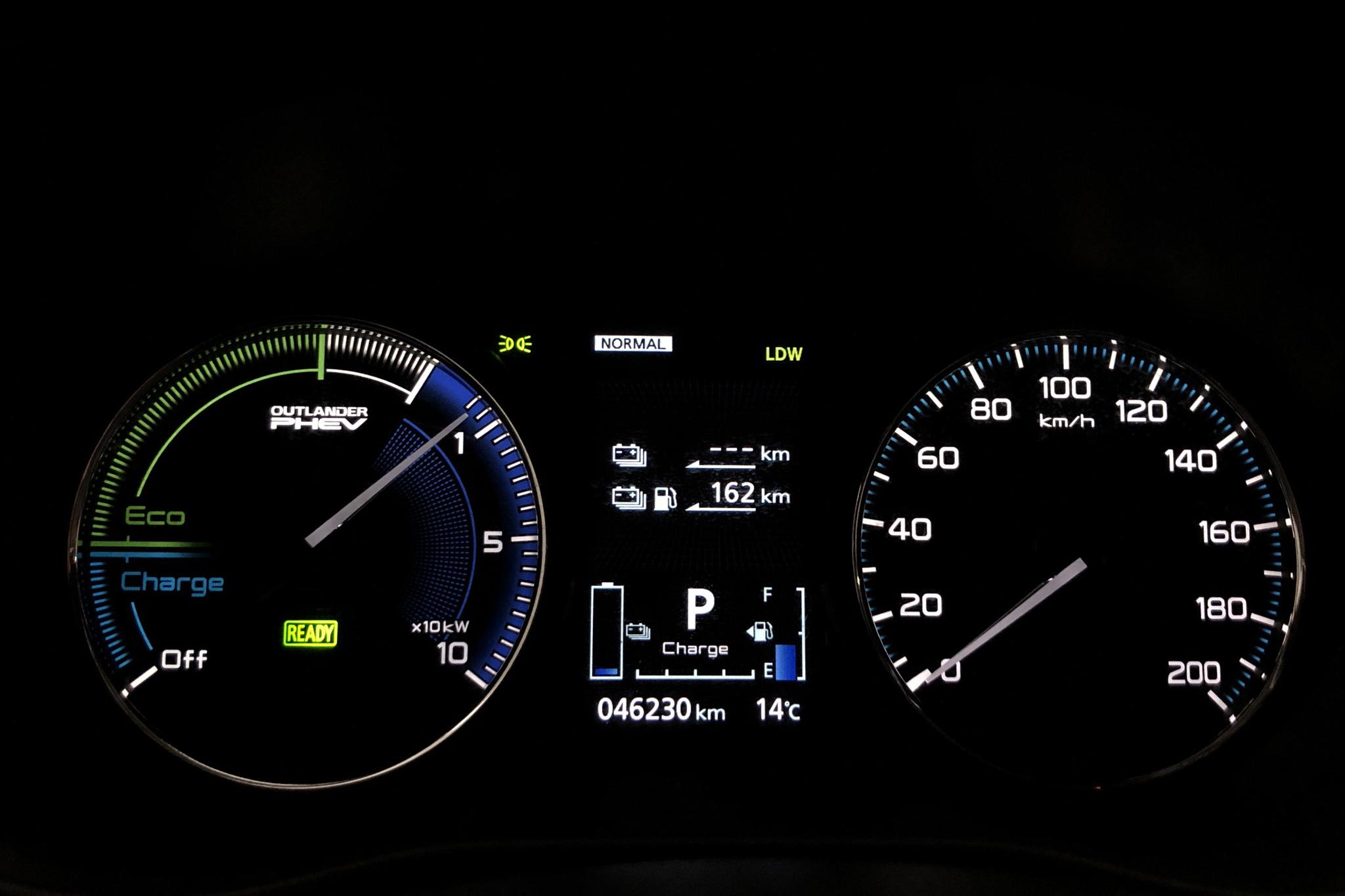 Mitsubishi Outlander 2.4 Plug-in Hybrid 4WD (136hk) - 46 230 km - Automatic - white - 2019