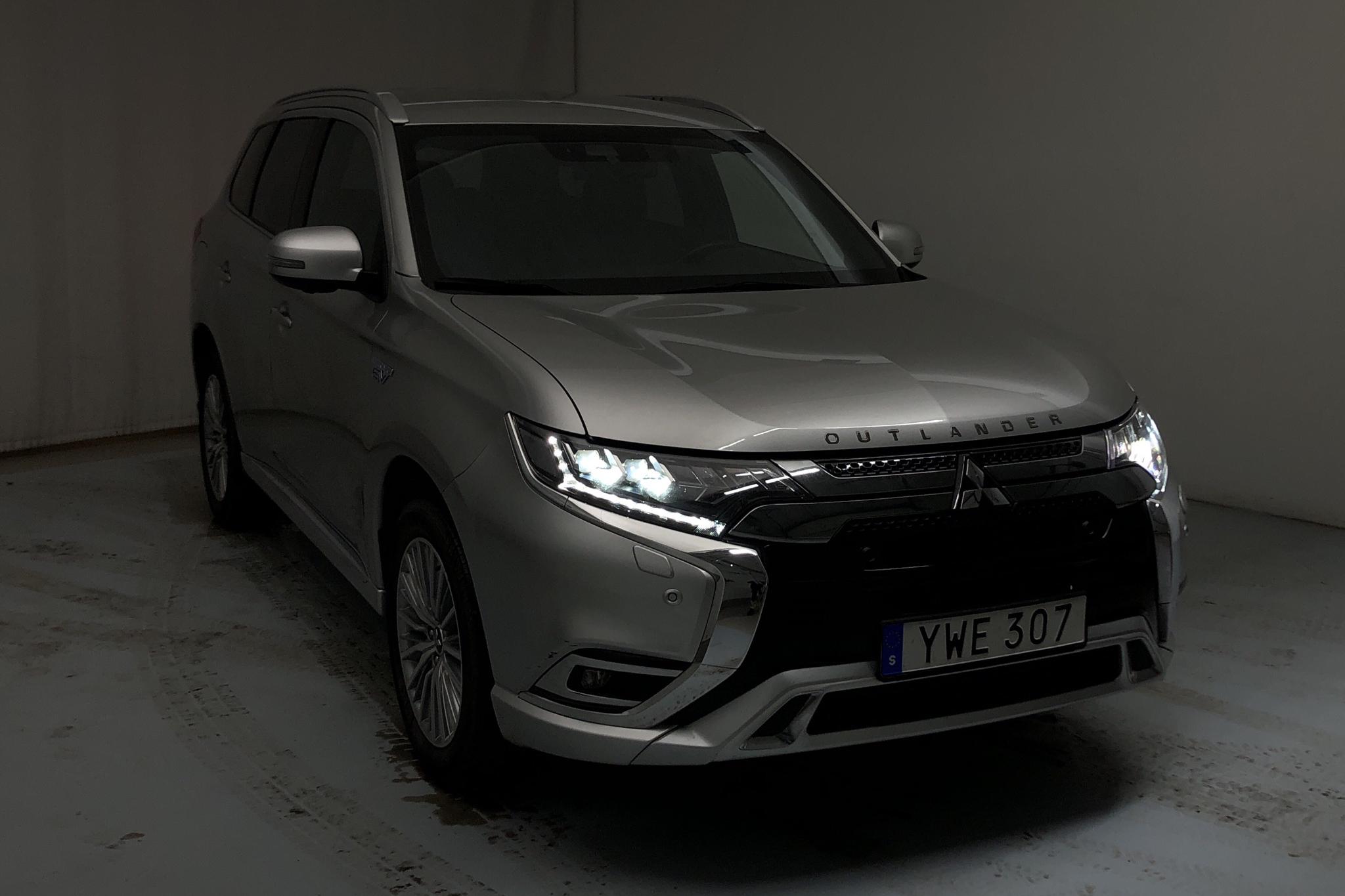 Mitsubishi Outlander 2.4 Plug-in Hybrid 4WD (136hk) - 45 320 km - Automatic - silver - 2019