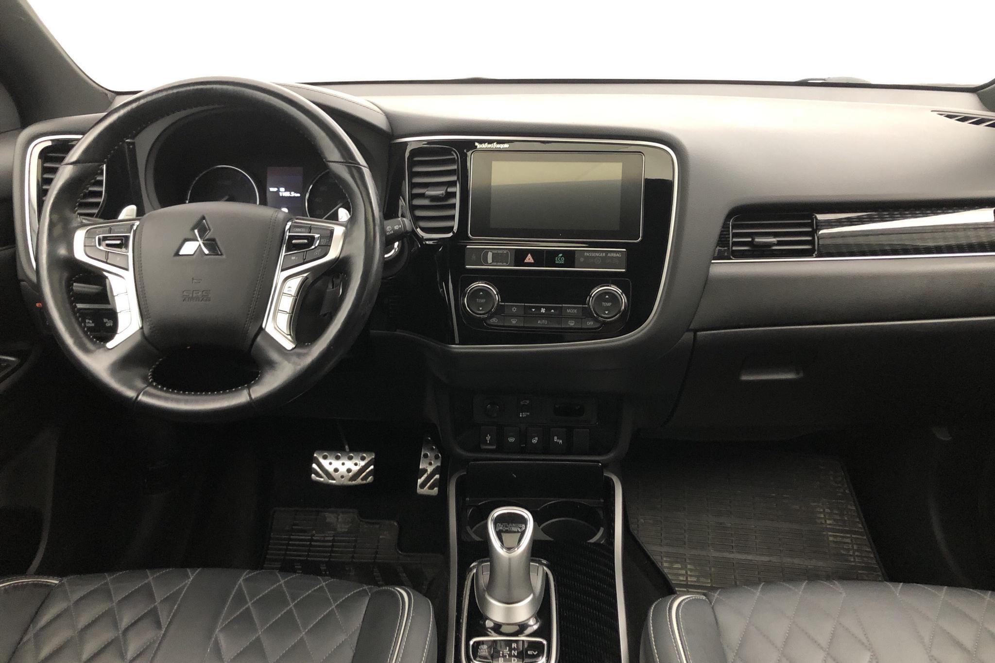 Mitsubishi Outlander 2.4 Plug-in Hybrid 4WD (136hk) - 65 490 km - Automatic - silver - 2019