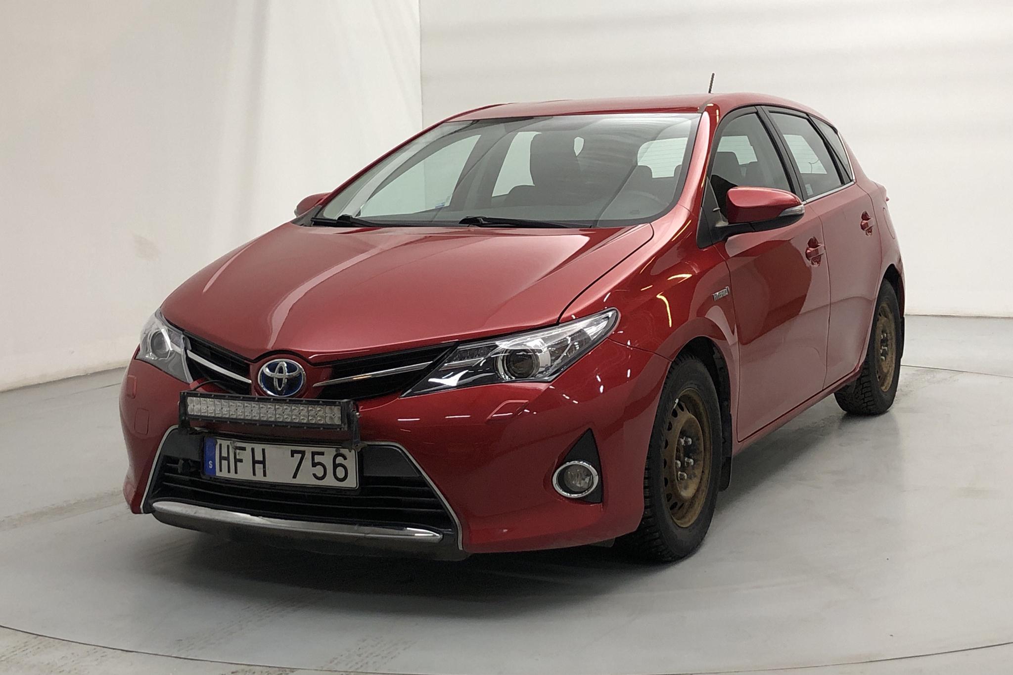 Toyota Auris 1.8 HSD 5dr (99hk) - 15 992 mil - Automat - Dark Red - 2014