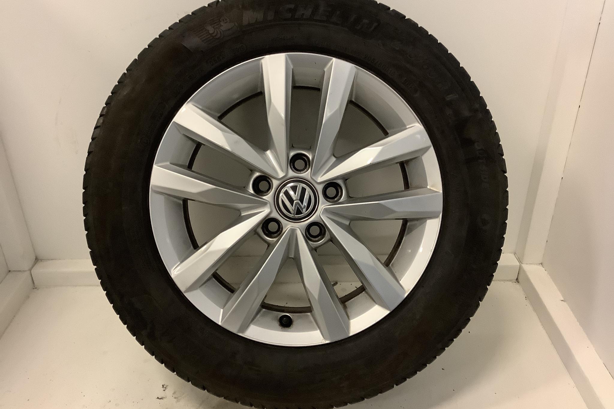 VW Touran 2.0 TDI (150hk) - 81 910 km - Automatic - Light Blue - 2018