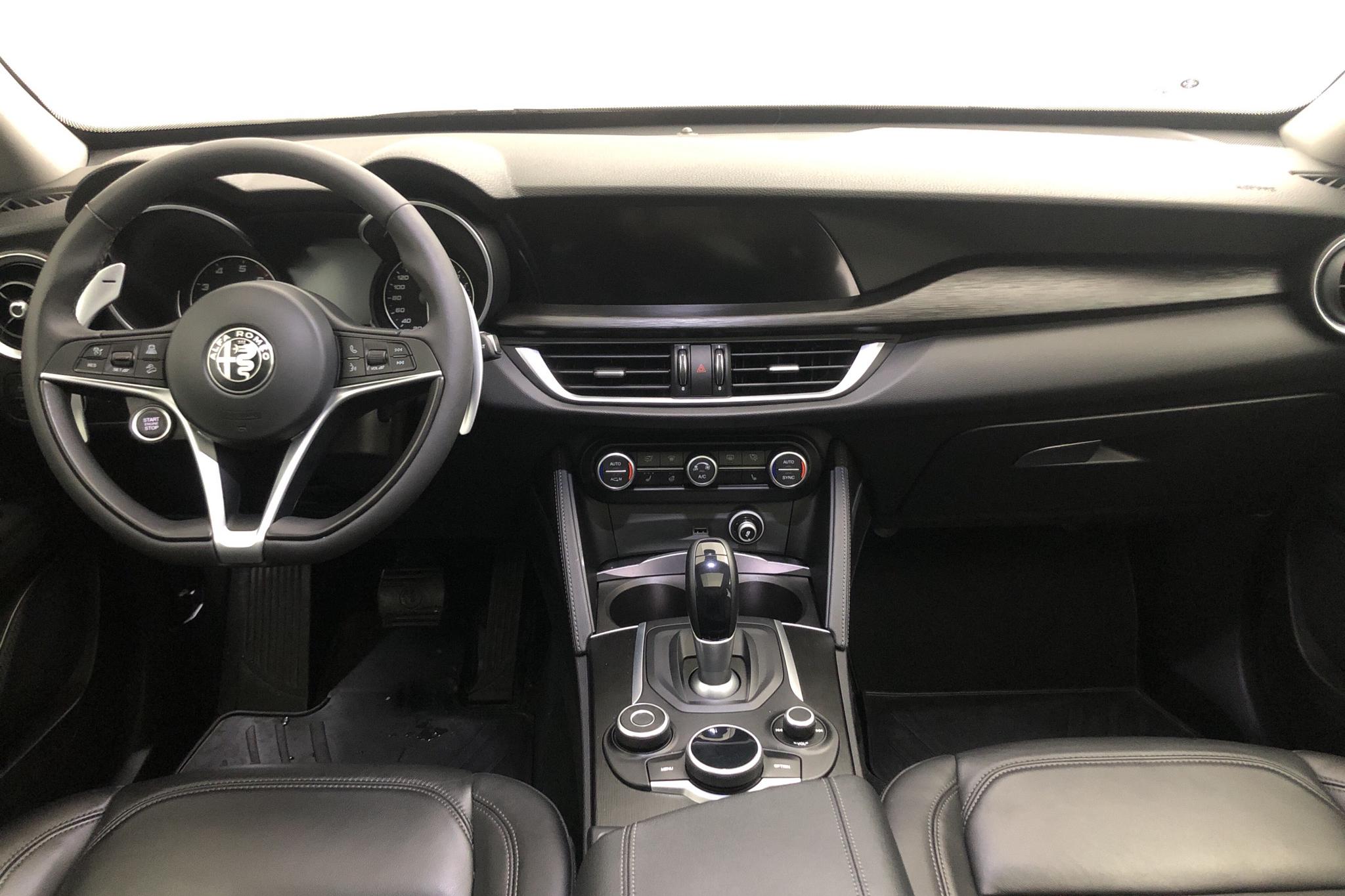 Alfa Romeo Stelvio 2.0 AWD (280hk) - 4 221 mil - Automat - svart - 2019