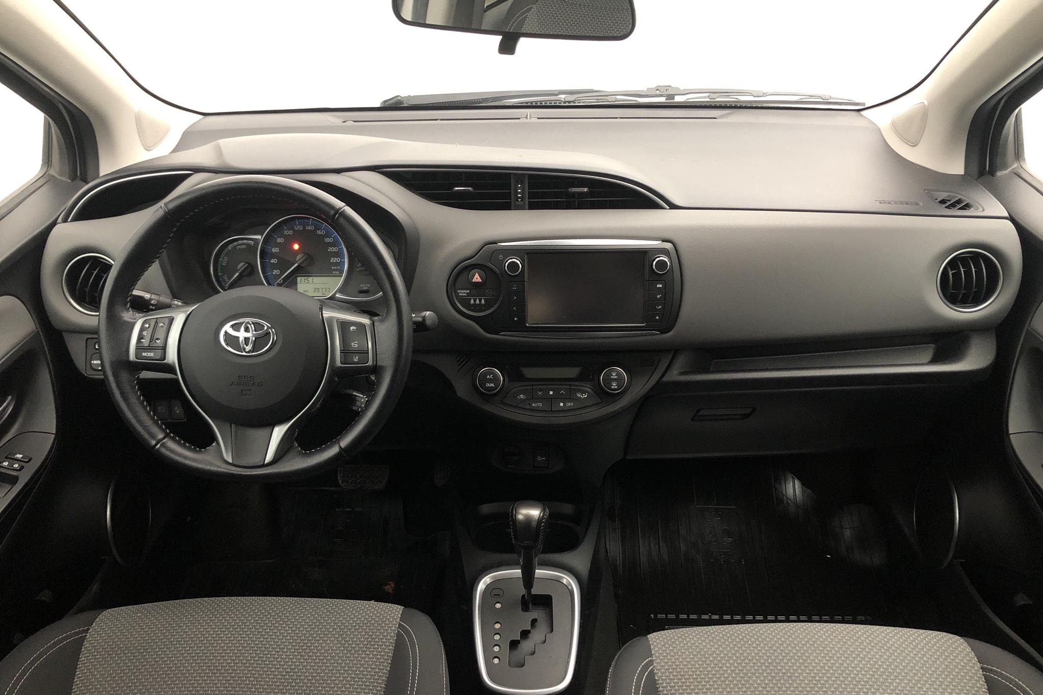 Toyota Yaris 1.5 HSD 5dr (75hk) - 3 978 mil - Automat - silver - 2015