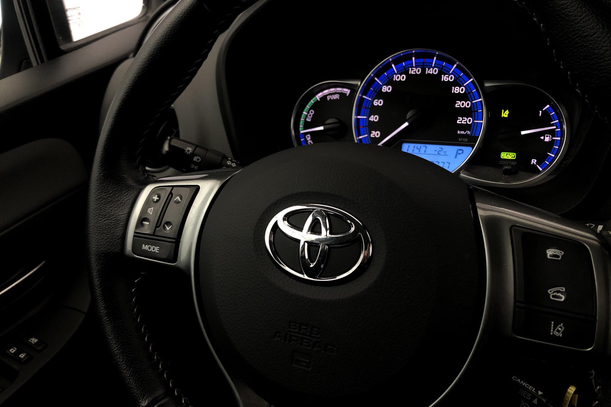 Toyota Yaris 1.5 HSD 5dr (75hk) - 39 780 km - Automatic - silver - 2015