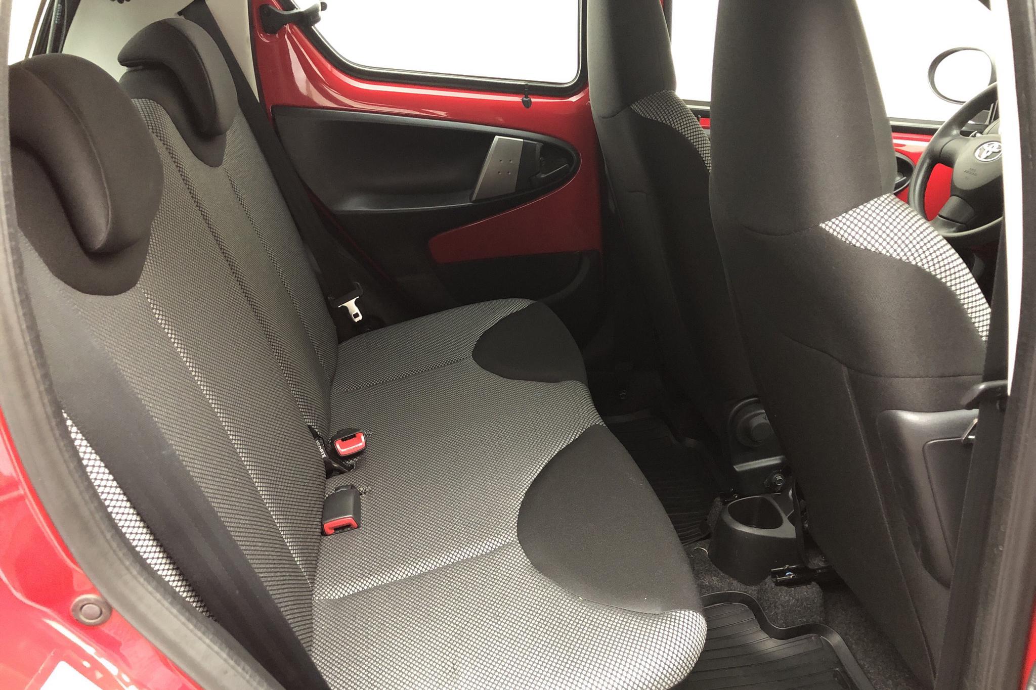 Toyota Aygo 1.0 VVT-i 5dr (68hk) - 6 952 mil - Manuell - röd - 2014
