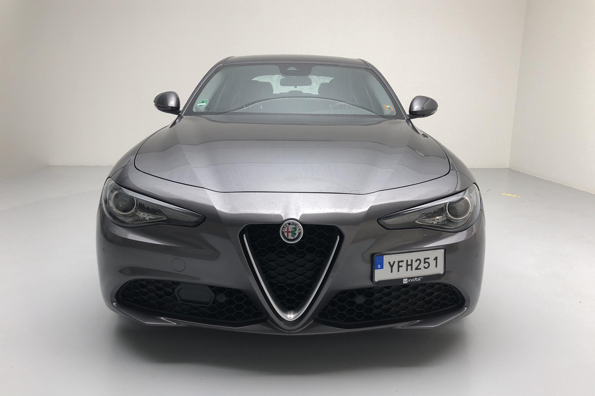 Alfa Romeo Giulia 2.2 (180hk) - 5 963 mil - Manuell - grå - 2017