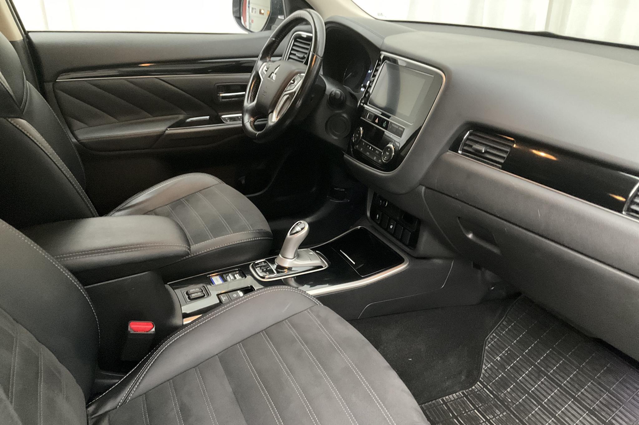 Mitsubishi Outlander 2.4 Plug-in Hybrid 4WD (136hk) - 6 990 mil - Automat - svart - 2019