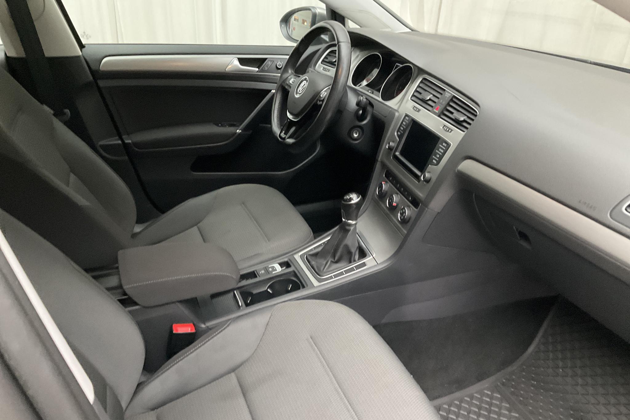 VW Golf VII 1.2 TSI 5dr (110hk) - 5 336 mil - Manuell - grå - 2017