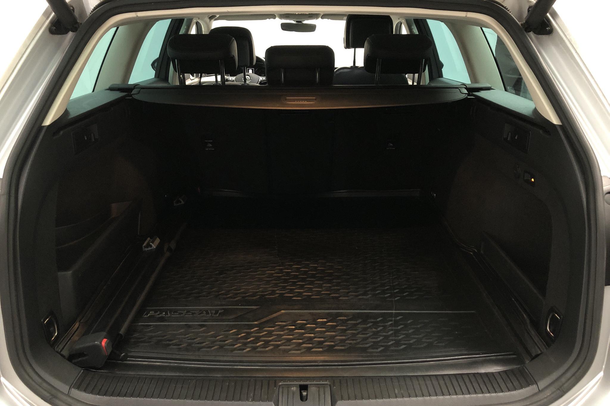 VW Passat Alltrack 2.0 TSI Sportscombi 4MOTION (220hk) - 10 927 mil - Automat - silver - 2016