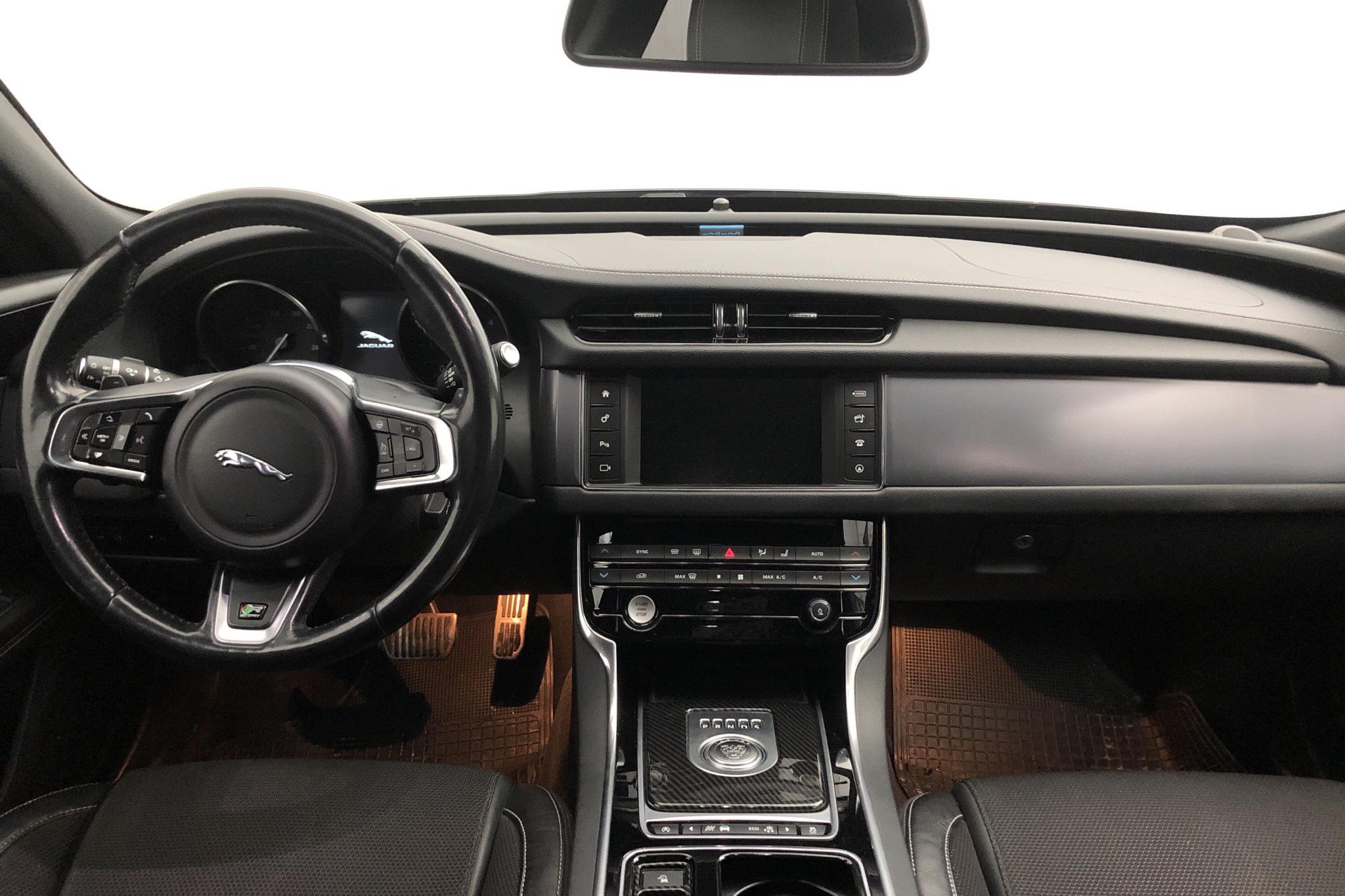 Jaguar XF 2.0D i4 Turbocharged RWD (180hk) - 19 231 mil - Automat - grå - 2016