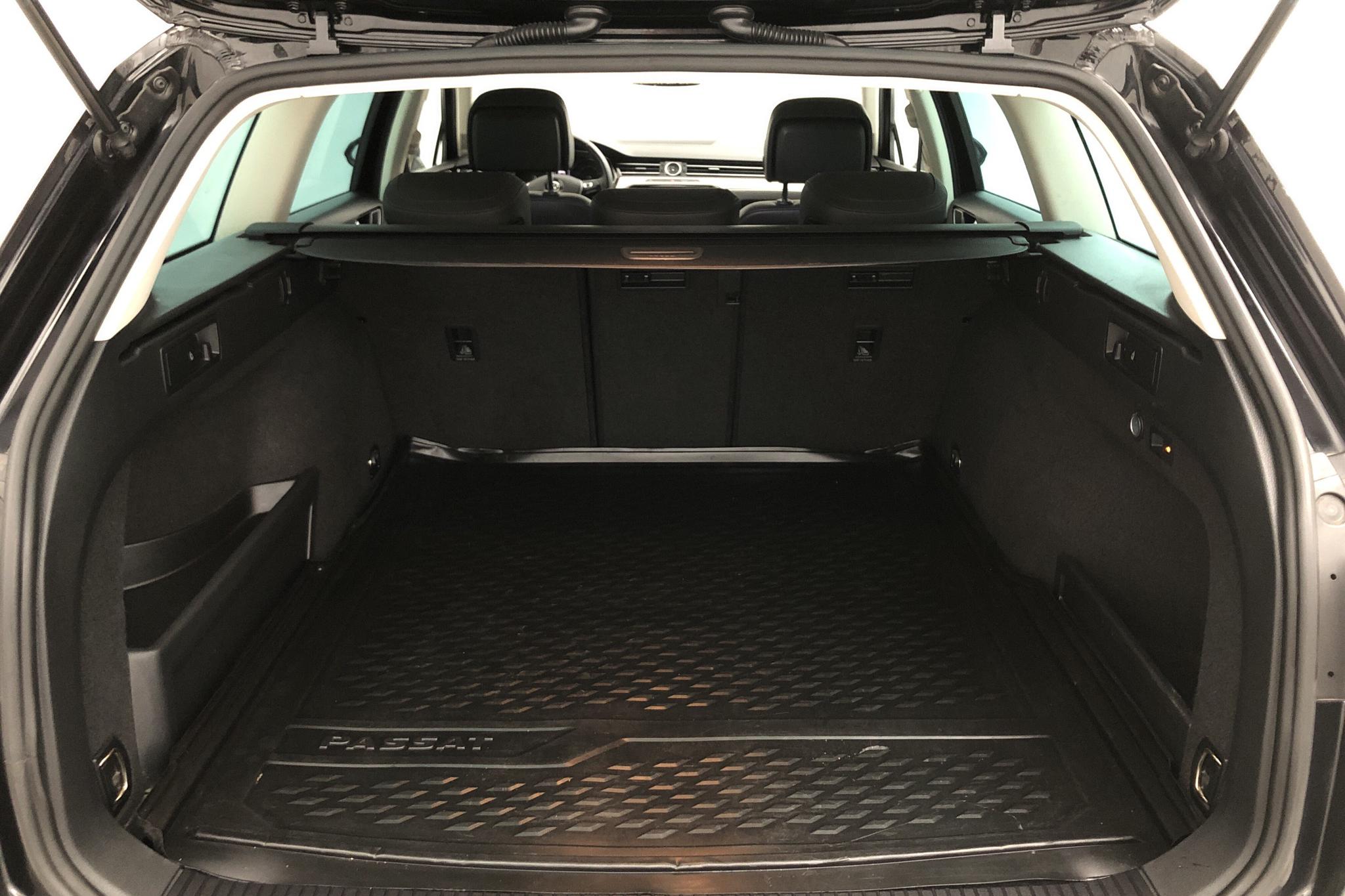 VW Passat 2.0 TDI BiTurbo Sportscombi 4MOTION (240hk) - 88 990 km - Automatic - black - 2018