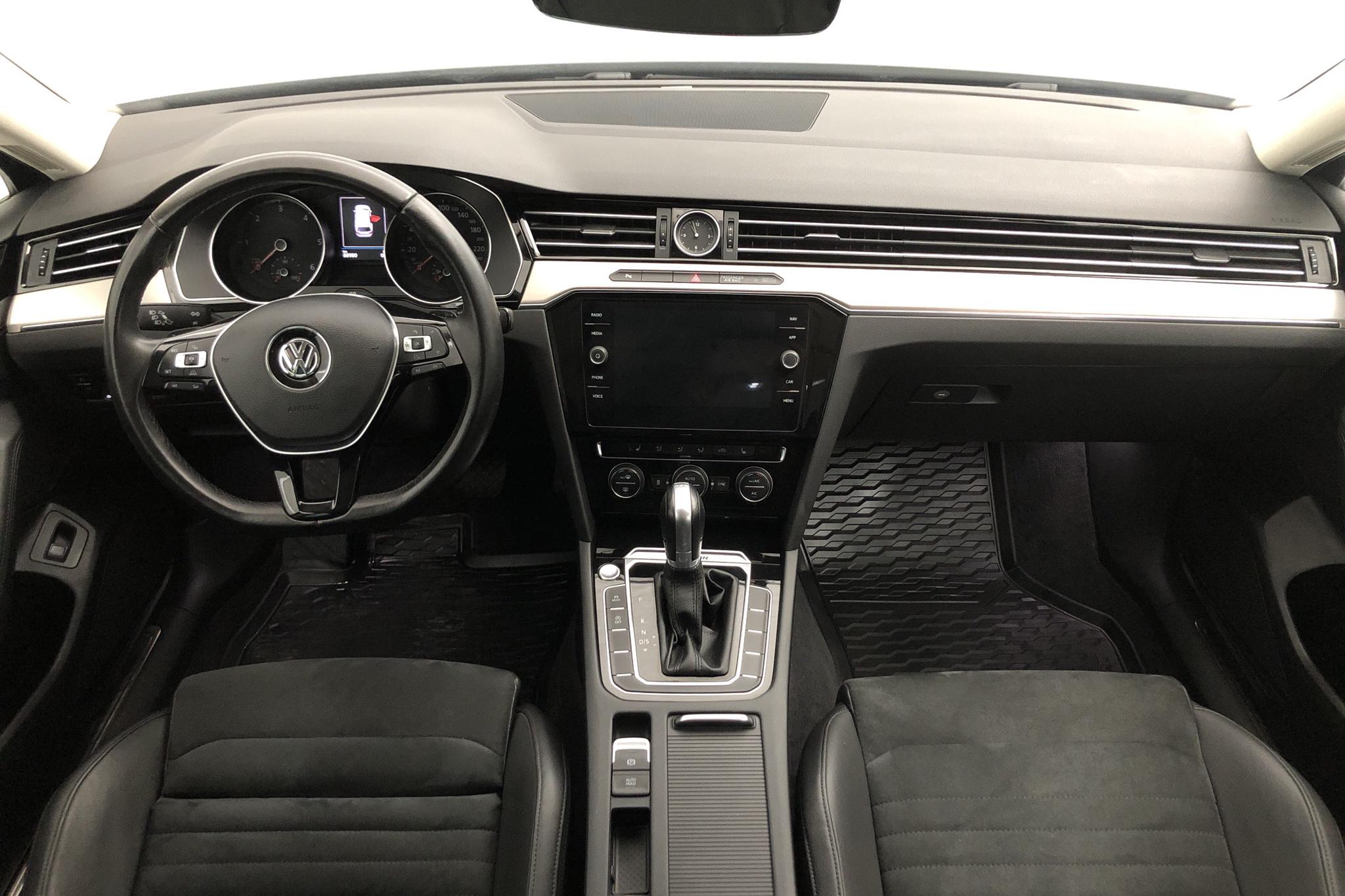 VW Passat 2.0 TDI BiTurbo Sportscombi 4MOTION (240hk) - 8 899 mil - Automat - svart - 2018