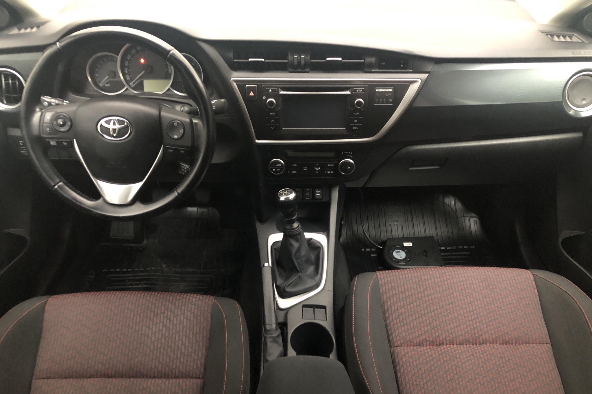 Toyota Auris 1.6 Touring Sports (132hk) - 13 204 mil - Manuell - vit - 2014