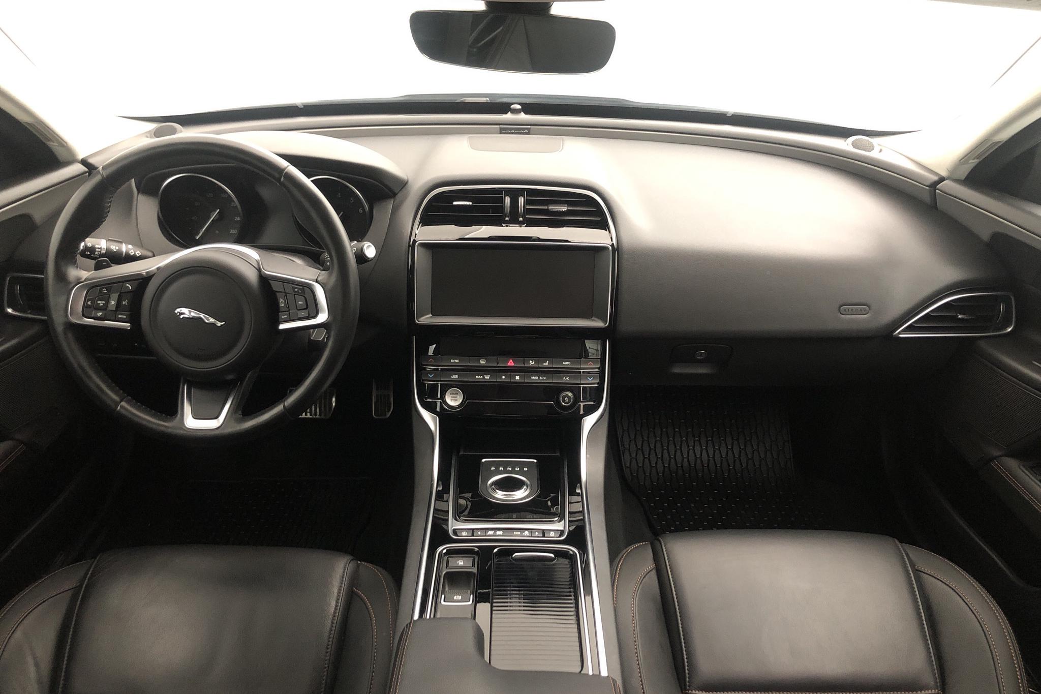 Jaguar XE 2.0 (200hk) - 3 257 mil - Automat - grå - 2019