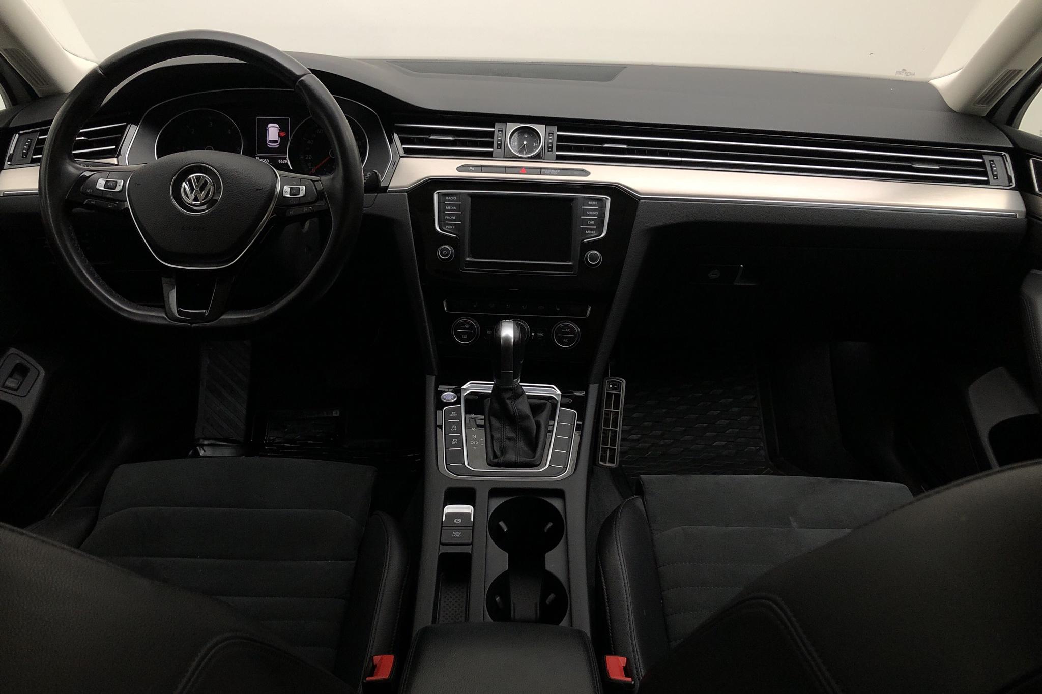 VW Passat 2.0 TDI Sportscombi (190hk) - 10 726 mil - Automat - vit - 2016