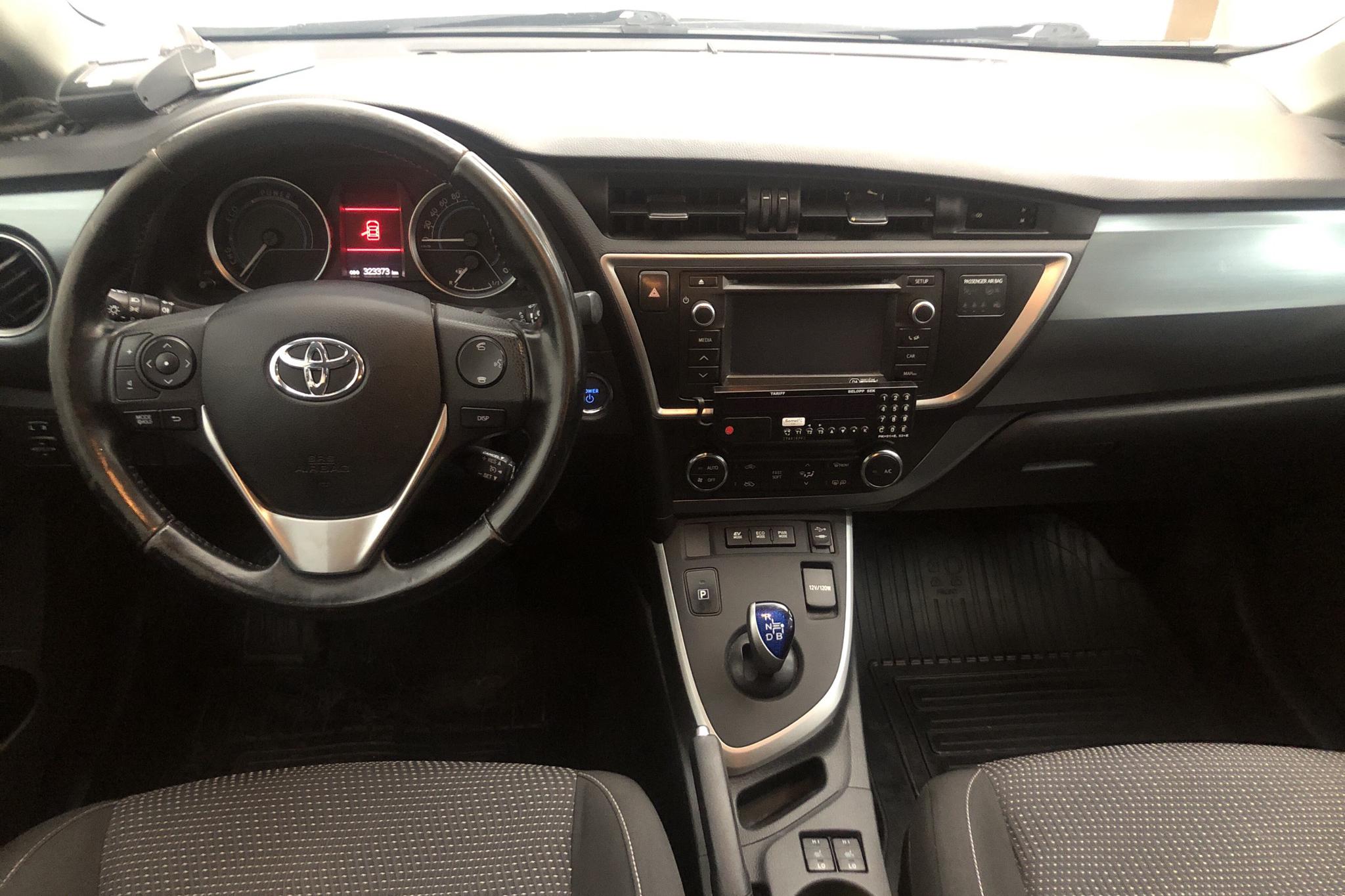 Toyota Auris 1.8 HSD Touring Sports (99hk) - 32 338 mil - Automat - vit - 2014