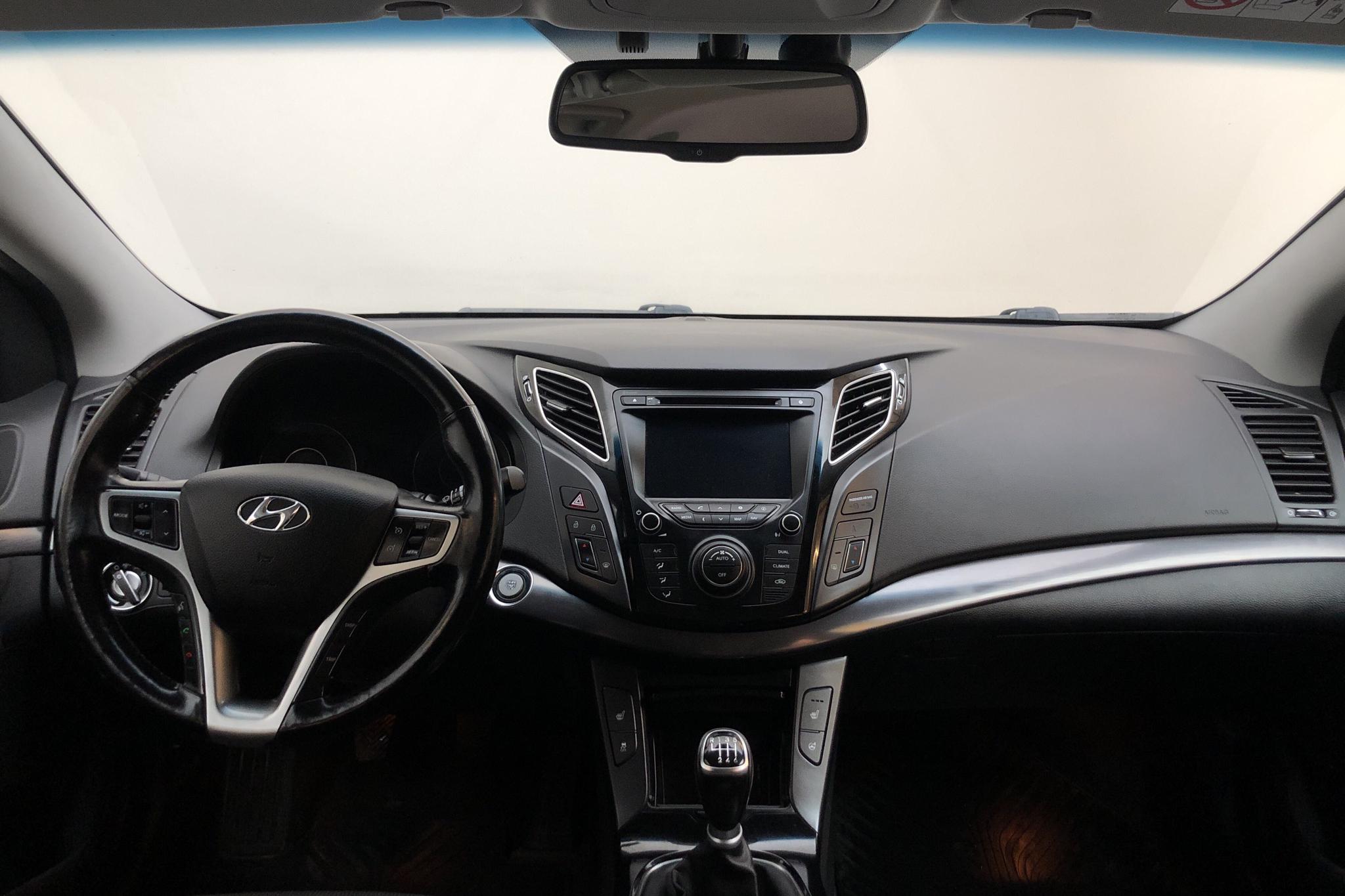 Hyundai i40 1.7 CRDi Kombi (136hk) - 13 936 mil - Manuell - vit - 2015