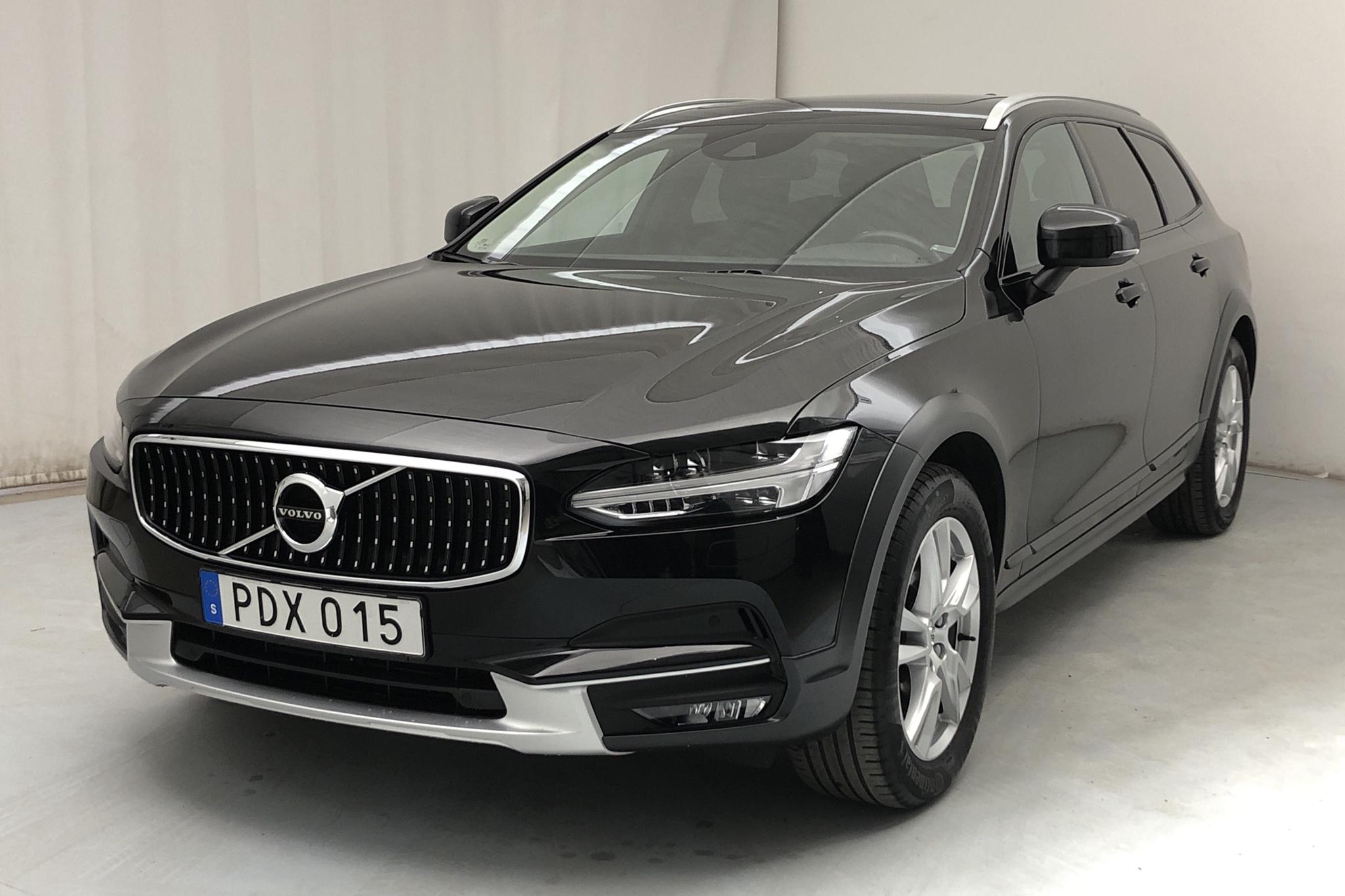Volvo V90 D4 Cross Country AWD (190hk) - 6 765 mil - Automat - svart - 2019
