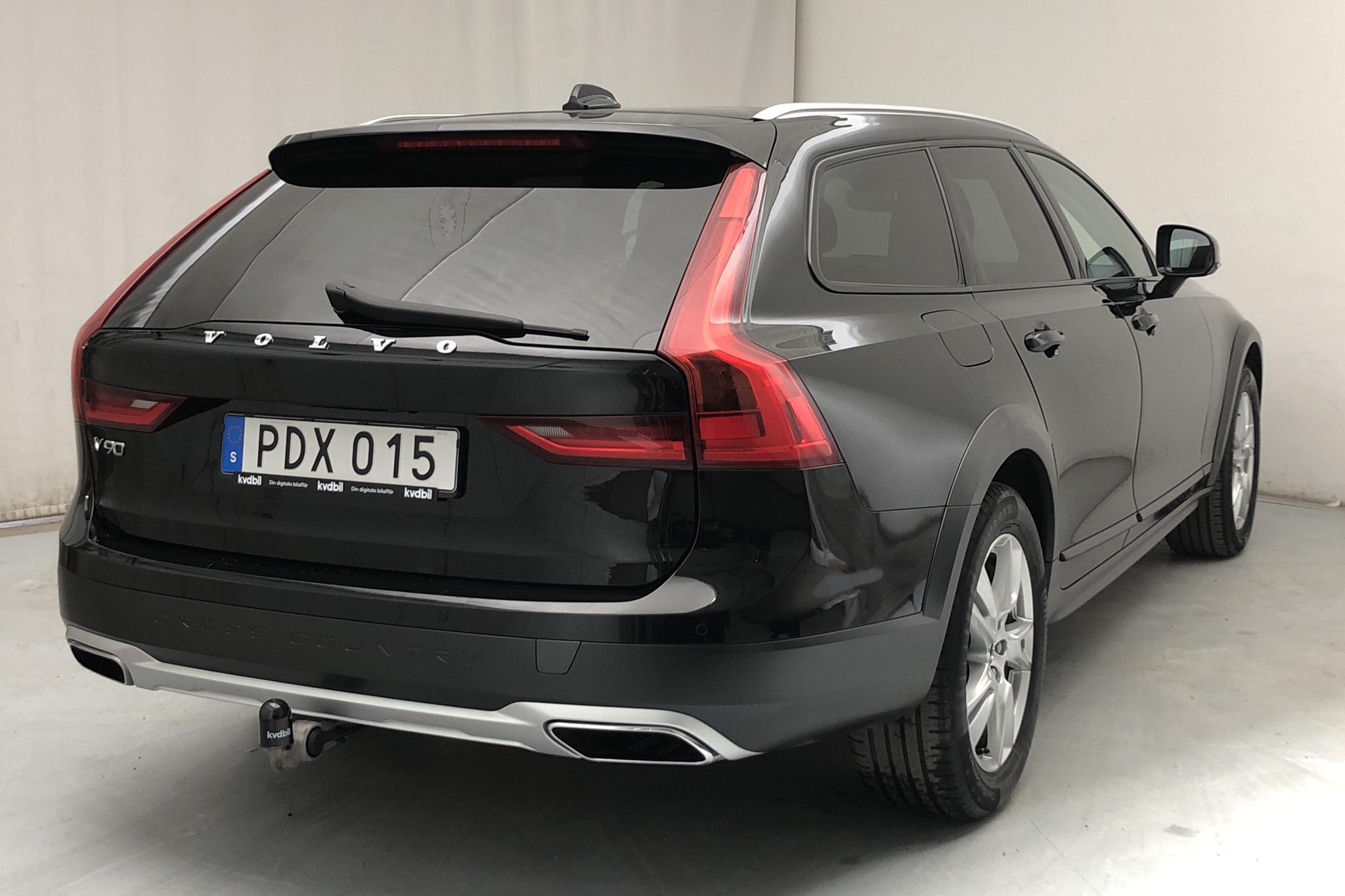 Volvo V90 D4 Cross Country AWD (190hk) - 6 765 mil - Automat - svart - 2019