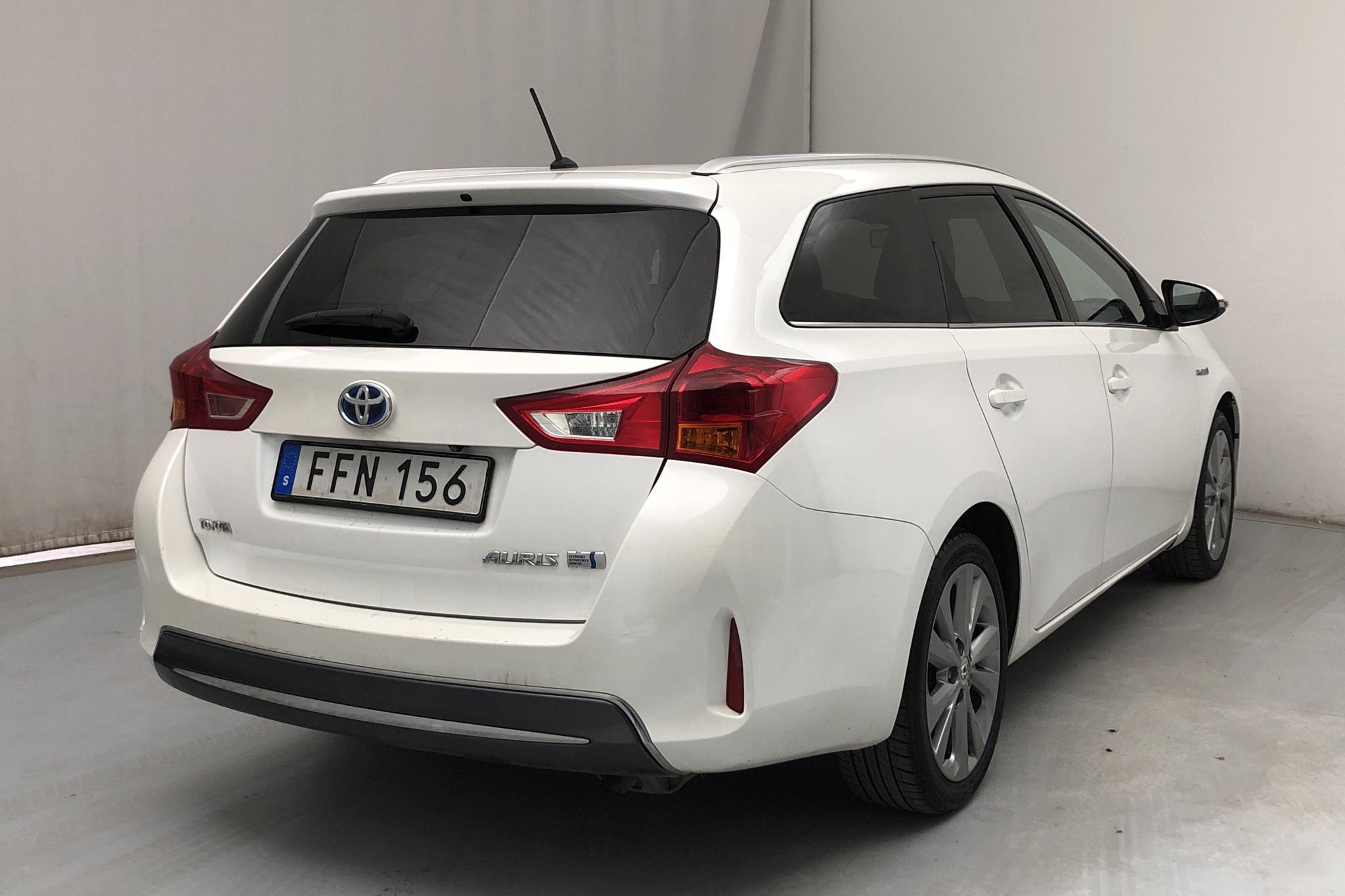 Toyota Auris 1.8 HSD Touring Sports (99hk) - 119 030 km - Automatic - white - 2015