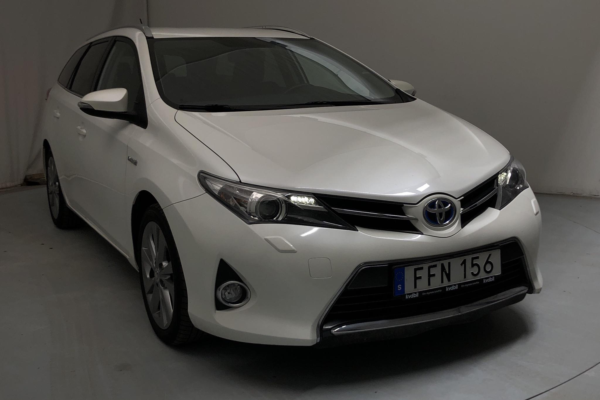 Toyota Auris 1.8 HSD Touring Sports (99hk) - 119 030 km - Automatic - white - 2015