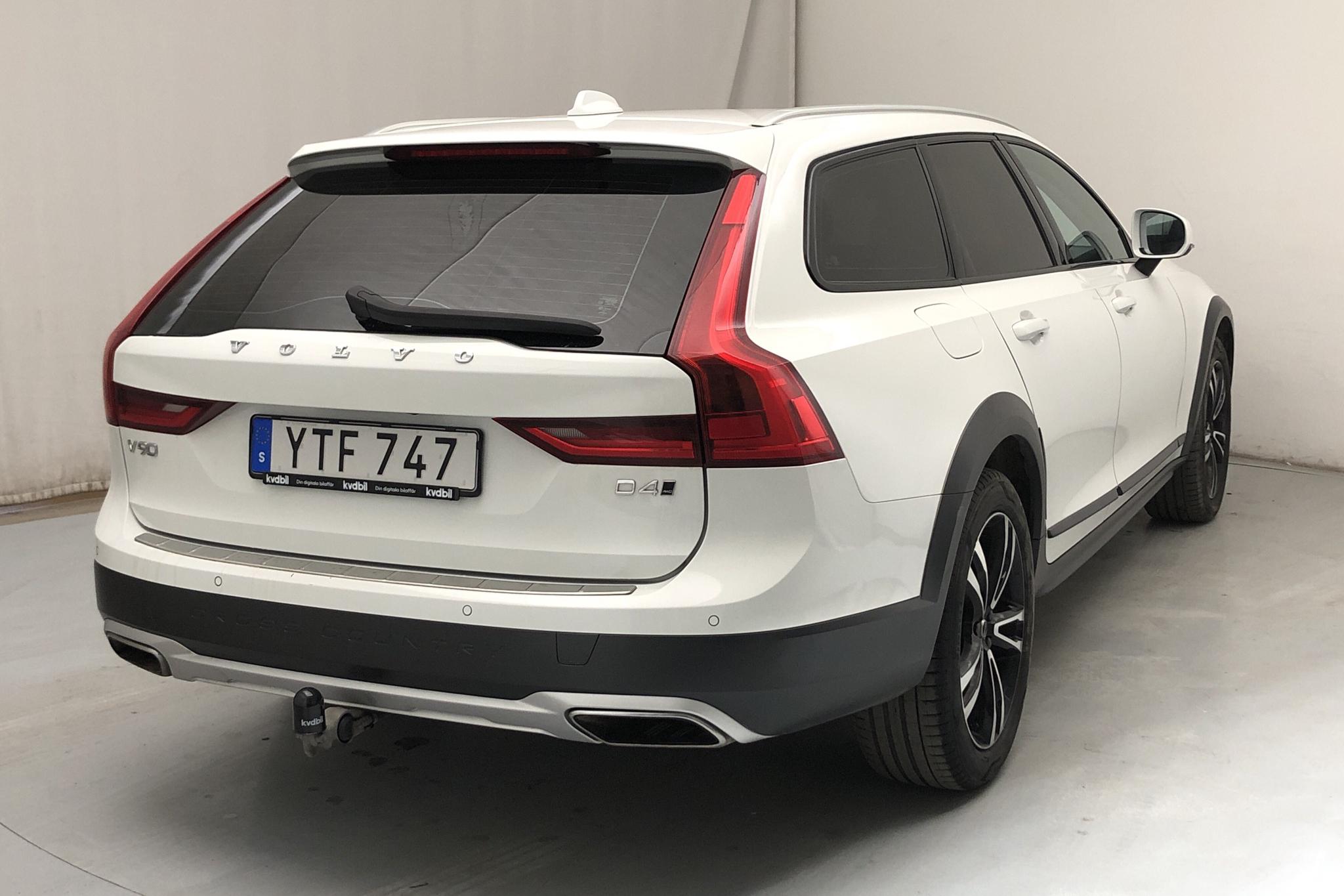Volvo V90 D4 Cross Country AWD (190hk) - 11 346 mil - Manuell - vit - 2019