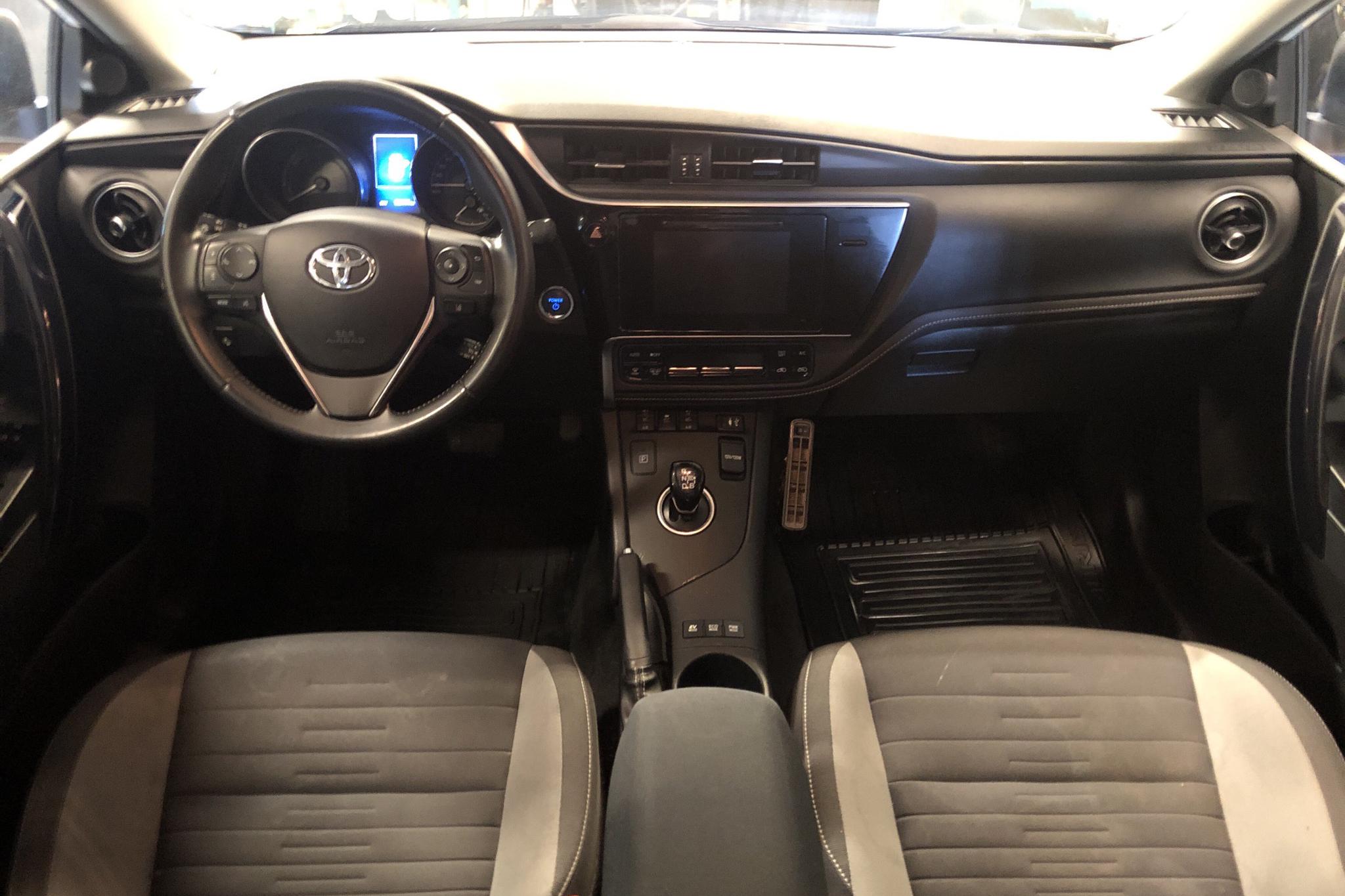 Toyota Auris 1.8 HSD Touring Sports (99hk) - 19 244 mil - Automat - vit - 2016