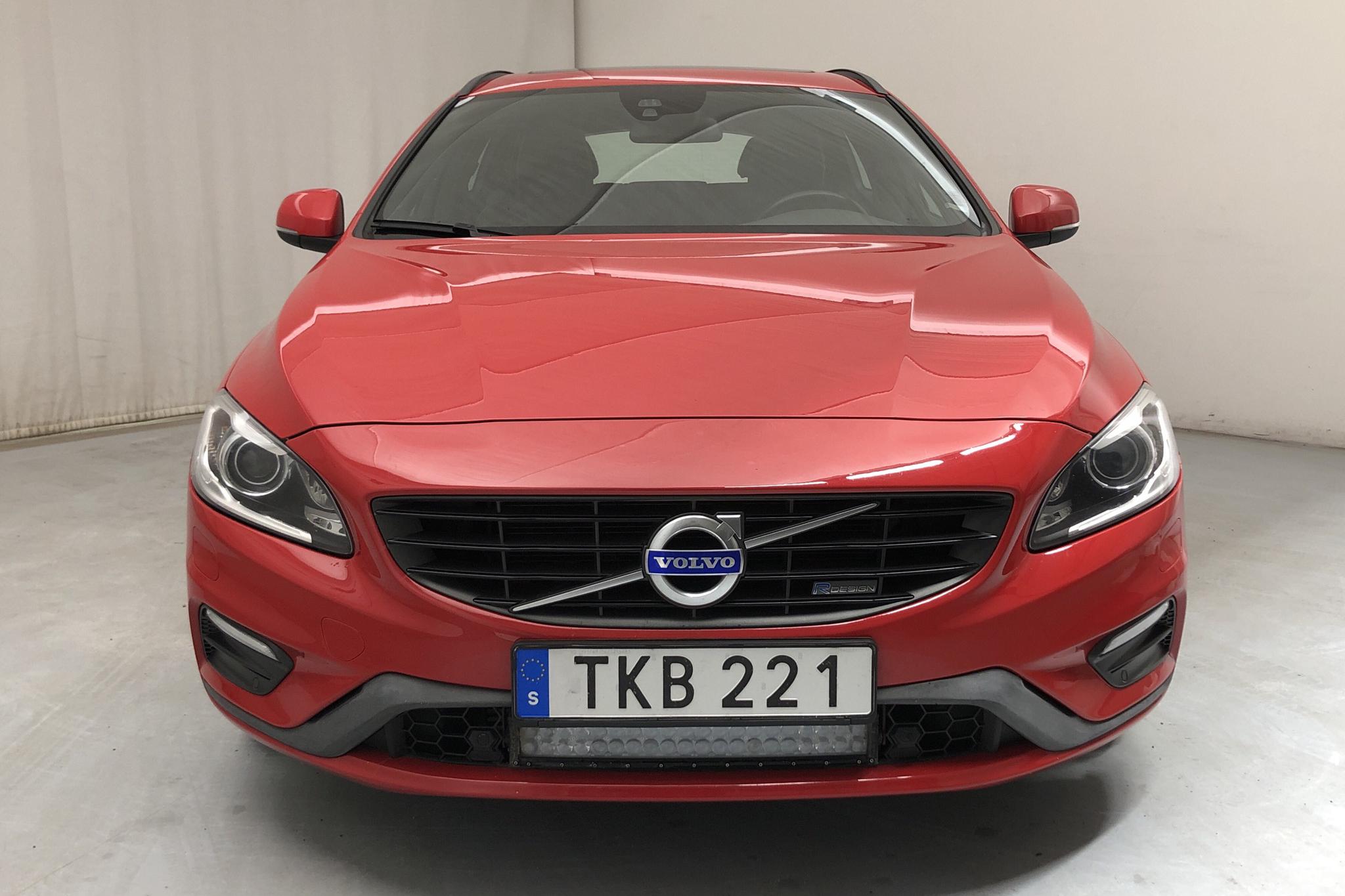Volvo V60 D4 AWD (181hk) - 9 775 mil - Automat - röd - 2015