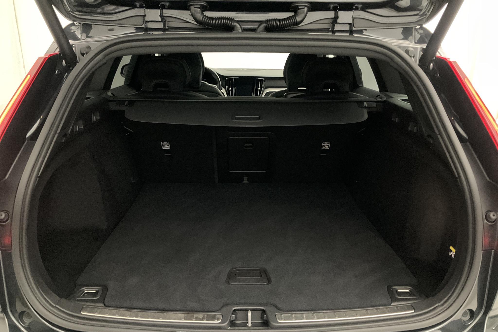 Volvo V60 D4 Cross Country AWD (190hk) - 5 900 mil - Automat - grå - 2019