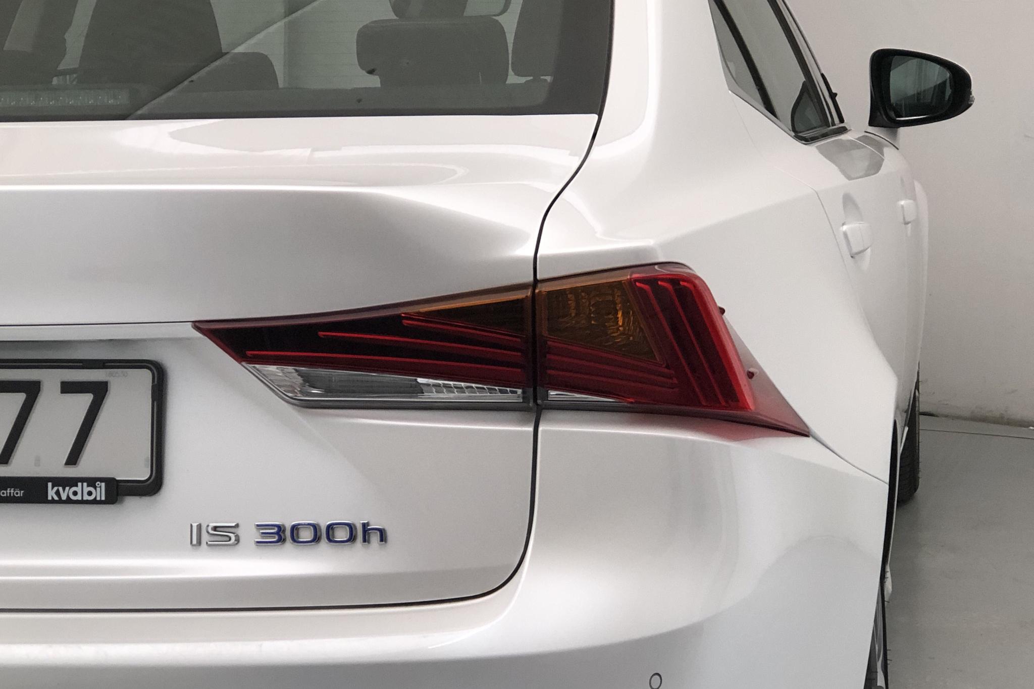 Lexus IS 300h (181hk) - 9 848 mil - Automat - vit - 2018