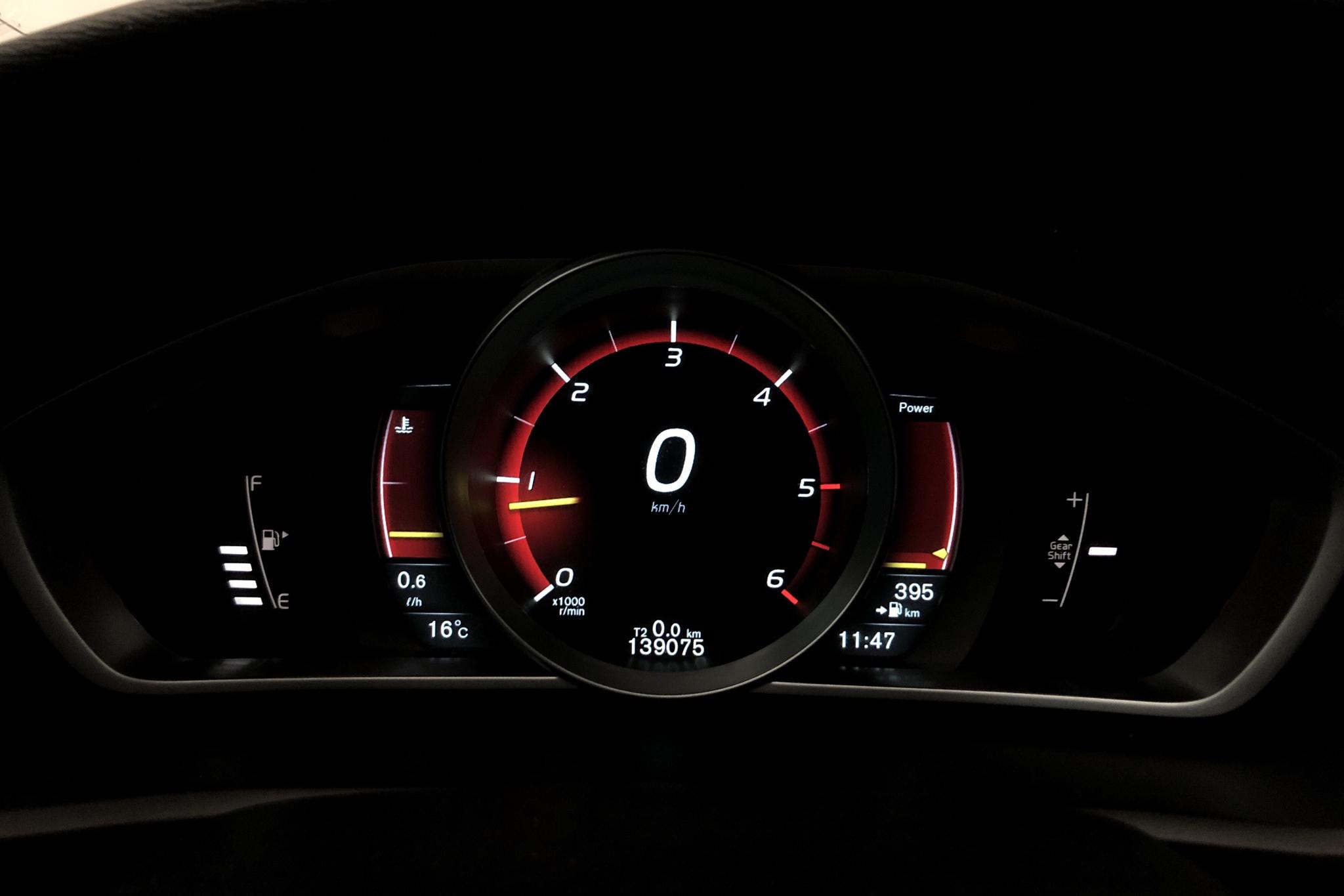 Volvo V40 D3 (150hk) - 13 907 mil - Manuell - röd - 2015