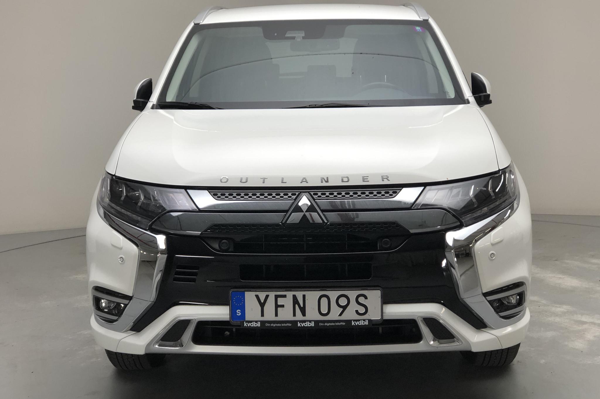 Mitsubishi Outlander 2.4 Plug-in Hybrid 4WD (136hk) - 64 850 km - Automatic - white - 2019