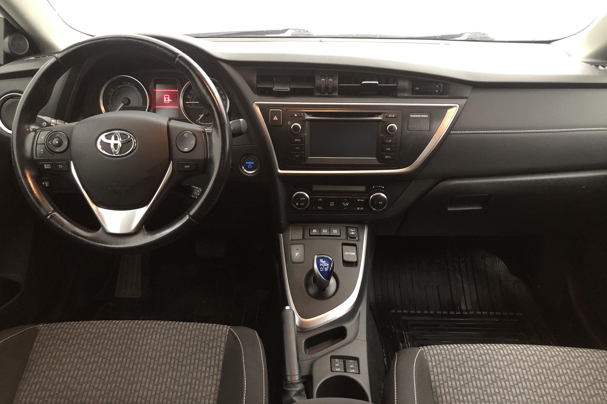 Toyota Auris 1.8 HSD Touring Sports (99hk) - 11 727 mil - Automat - vit - 2015