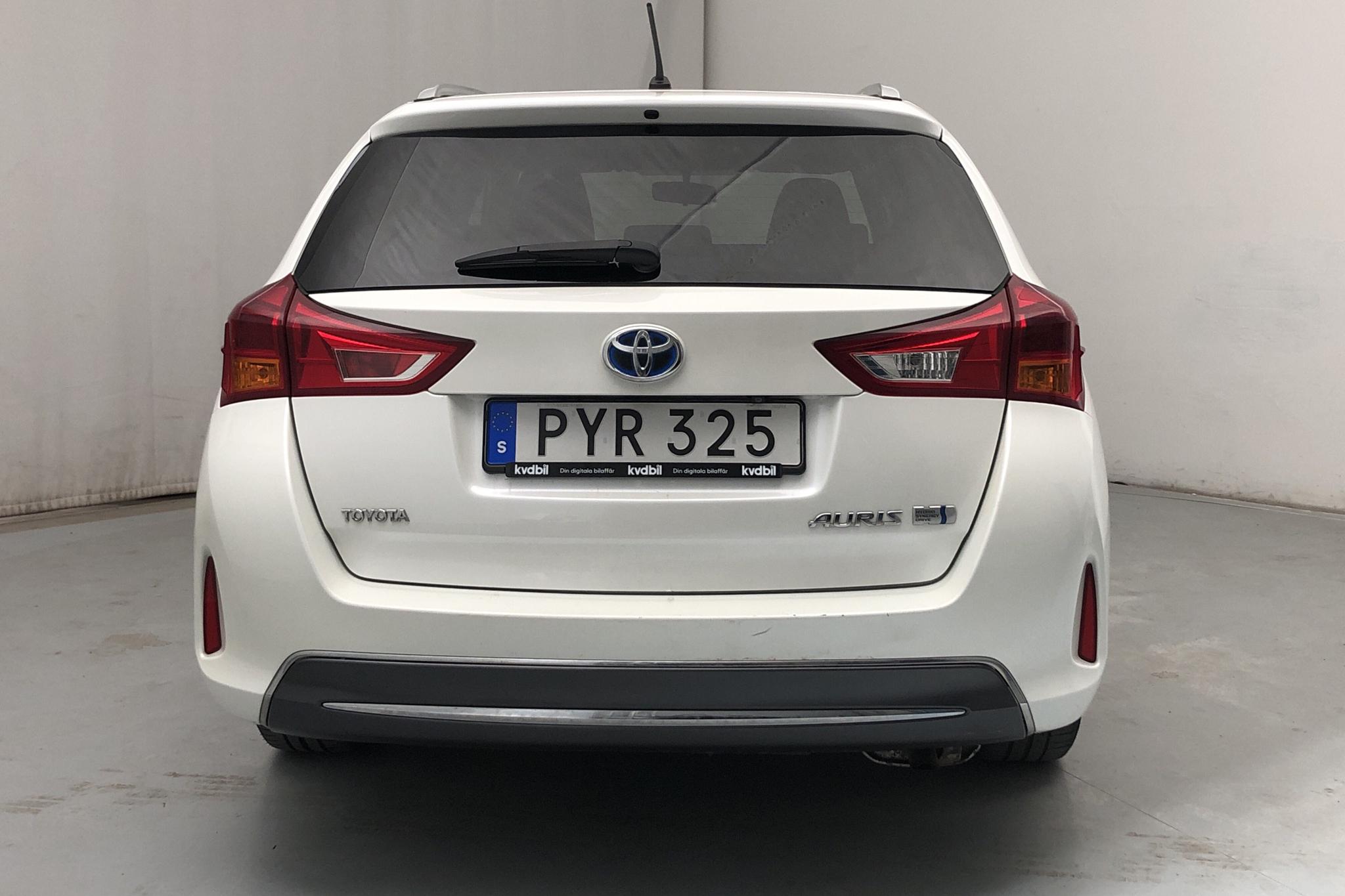 Toyota Auris 1.8 HSD Touring Sports (99hk) - 117 270 km - Automatic - white - 2015