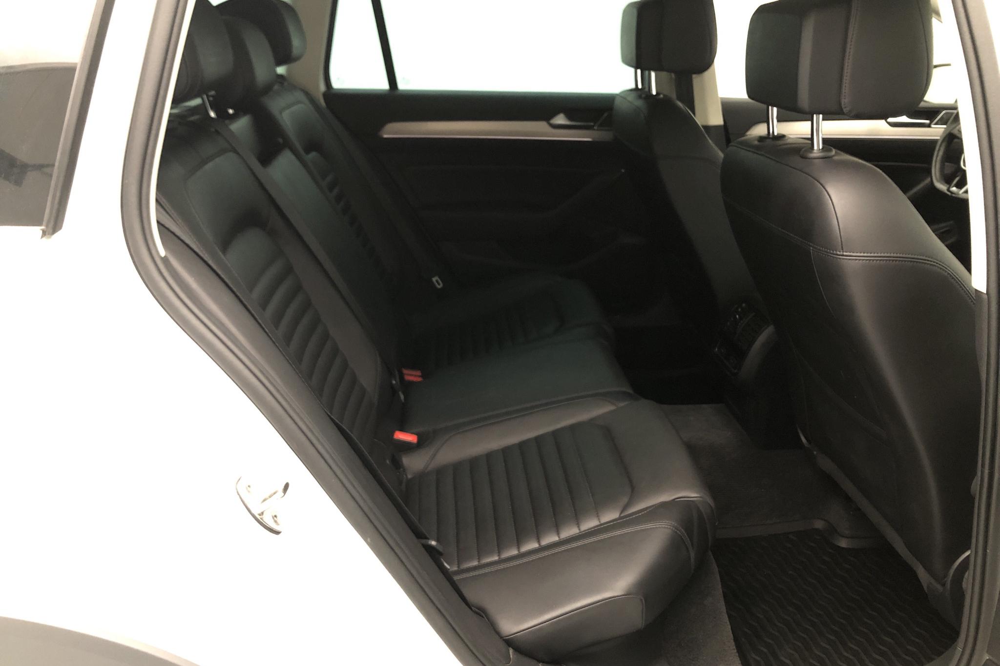 VW Passat Alltrack 2.0 TDI Sportscombi 4MOTION (190hk) - 7 729 mil - Automat - vit - 2019