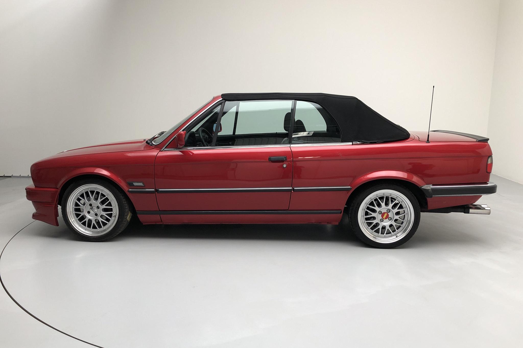 BMW 320i Cabriolet, E30 (129hk) - 22 659 mil - Manuell - röd - 1988
